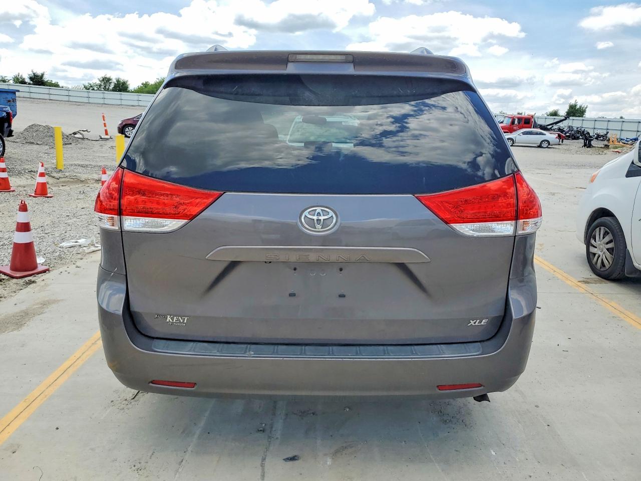 2013 Toyota Sienna Xle 8-passenger Gray vin: 5TDYK3DC2DS364328