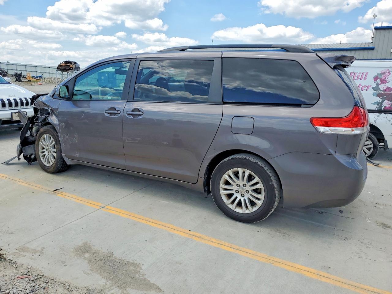2013 Toyota Sienna Xle 8-passenger Gray vin: 5TDYK3DC2DS364328