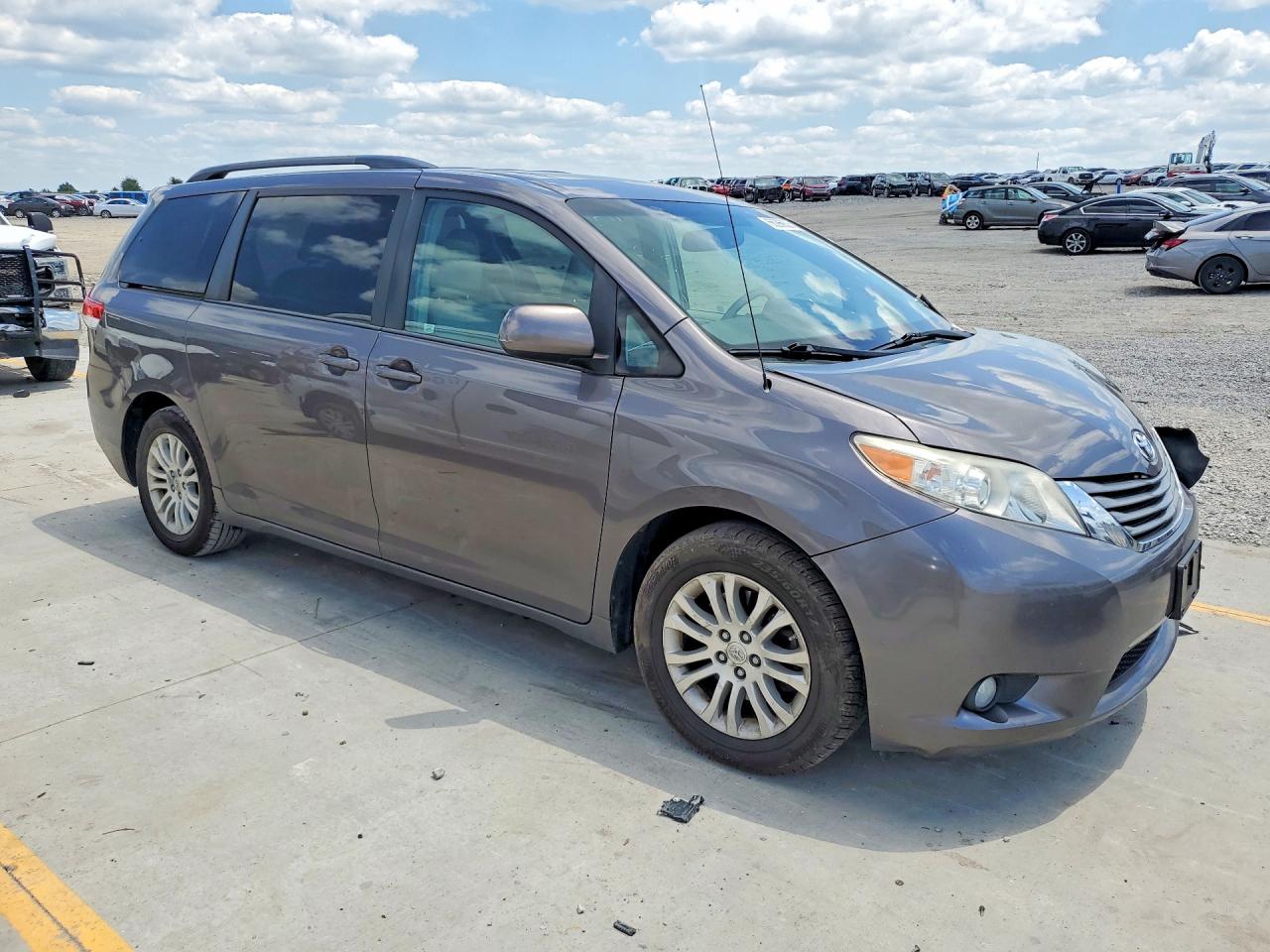 2013 Toyota Sienna Xle 8-passenger Gray vin: 5TDYK3DC2DS364328
