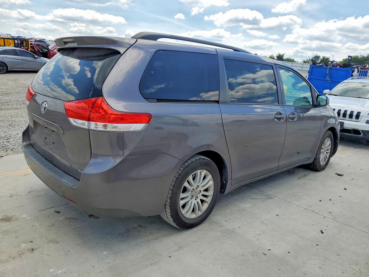 2013 Toyota Sienna Xle 8-passenger Gray vin: 5TDYK3DC2DS364328