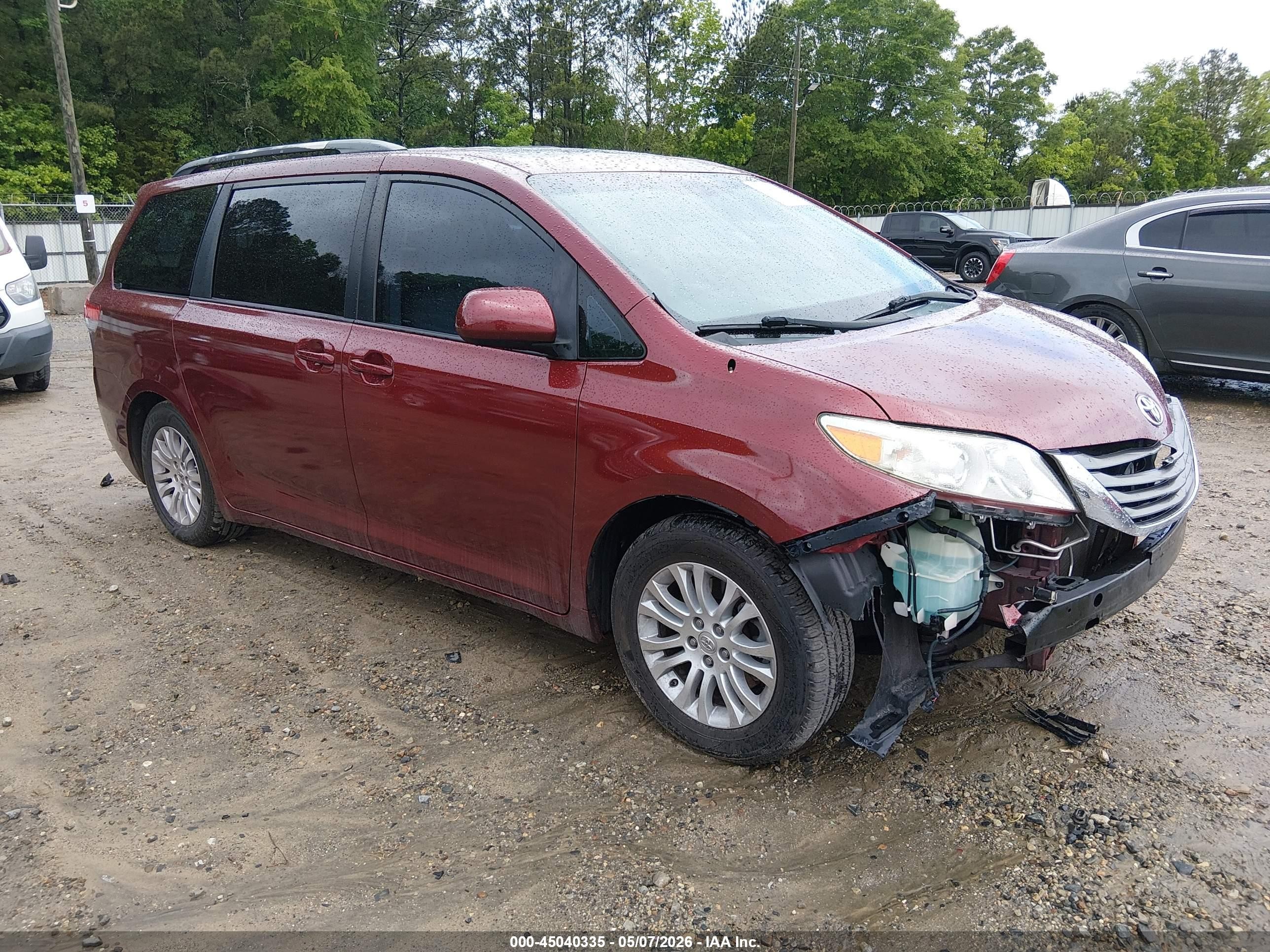 2013 Toyota Sienna Xle V6 8 Passenger Maroon vin: 5TDYK3DC2DS371117