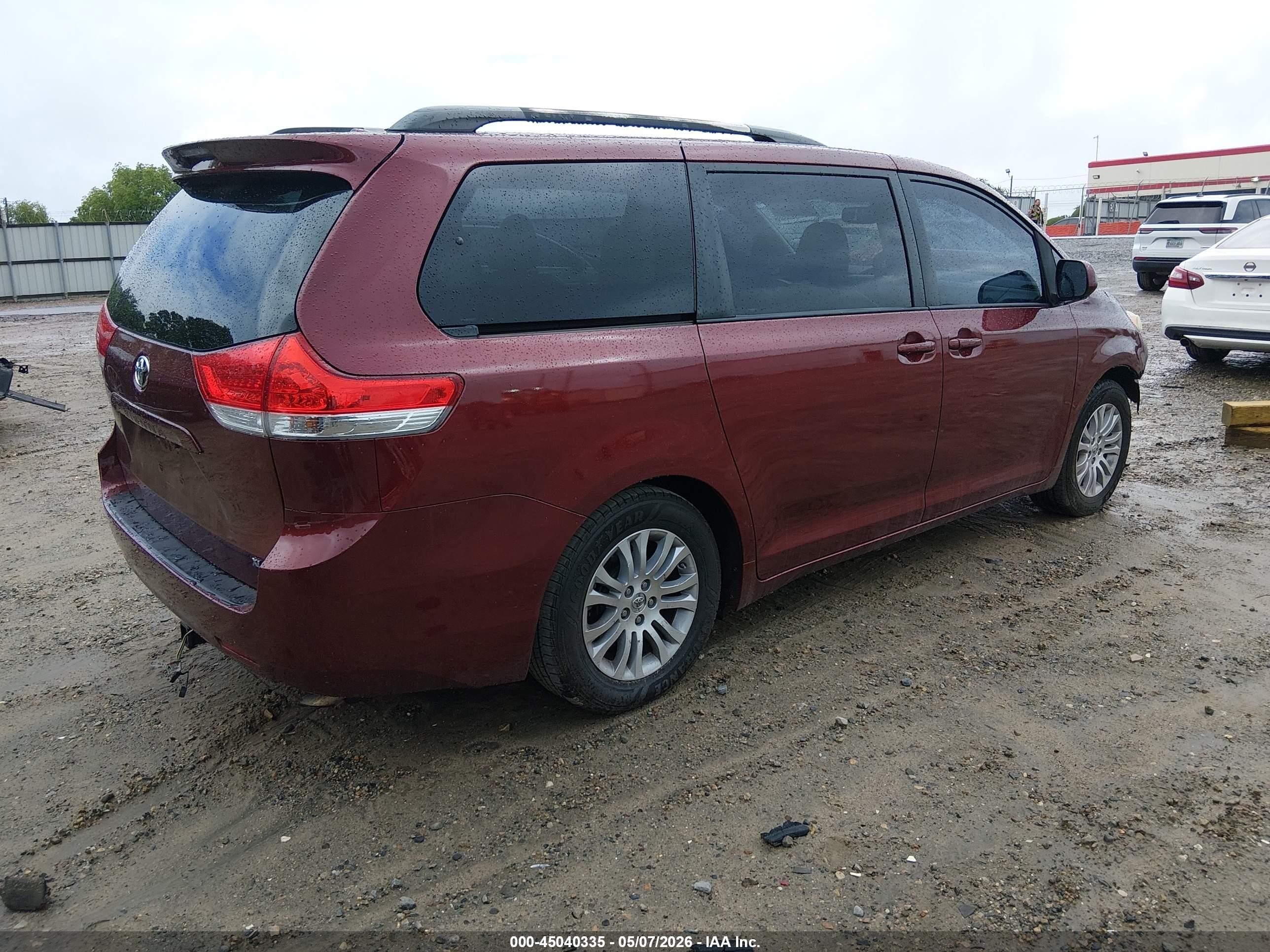 2013 Toyota Sienna Xle V6 8 Passenger Maroon vin: 5TDYK3DC2DS371117