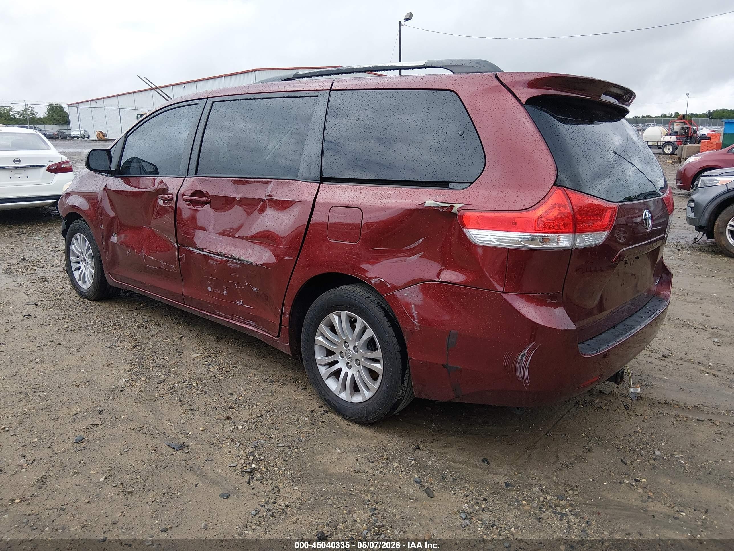 2013 Toyota Sienna Xle V6 8 Passenger Maroon vin: 5TDYK3DC2DS371117