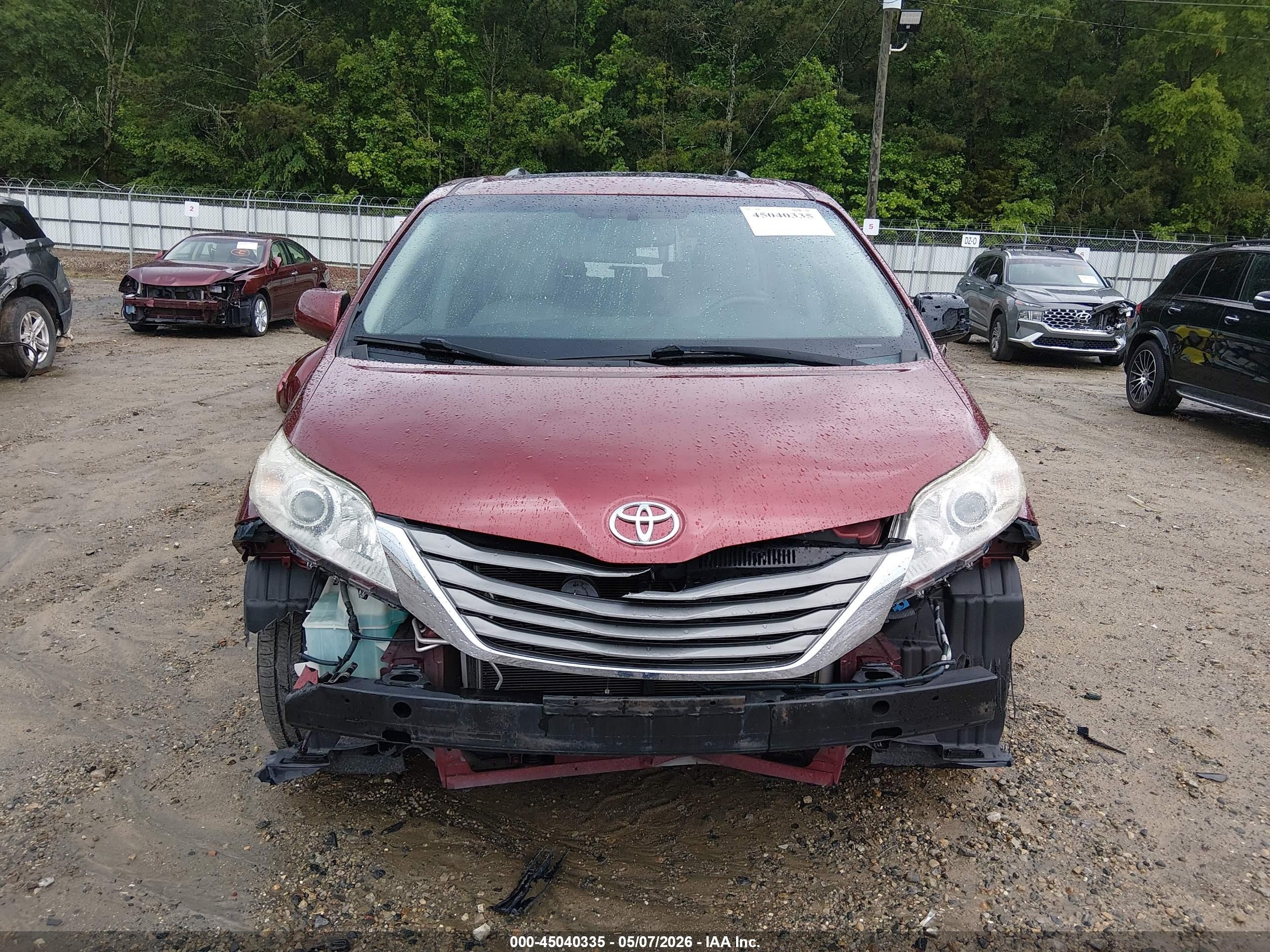 2013 Toyota Sienna Xle V6 8 Passenger Maroon vin: 5TDYK3DC2DS371117