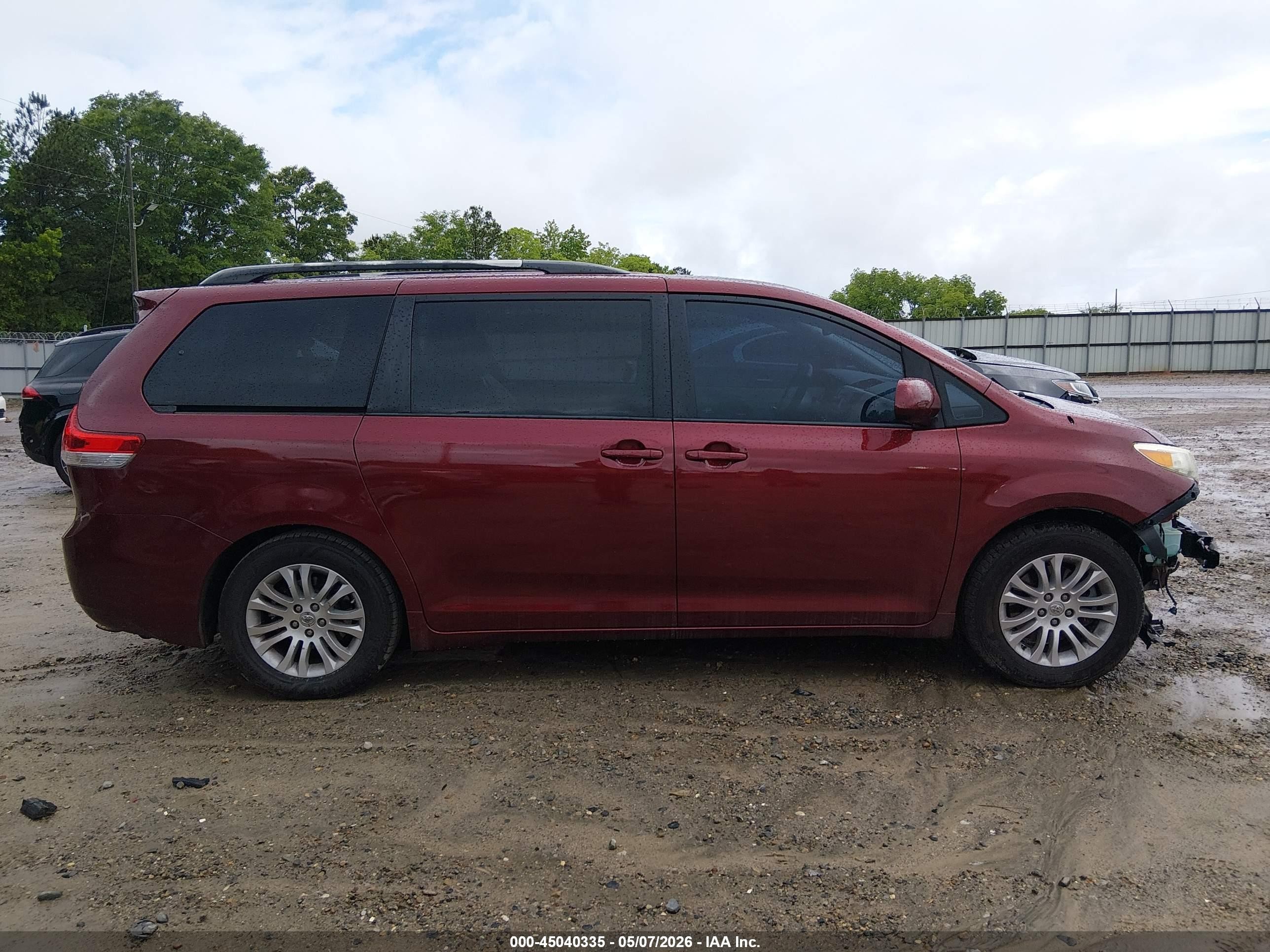 2013 Toyota Sienna Xle V6 8 Passenger Maroon vin: 5TDYK3DC2DS371117