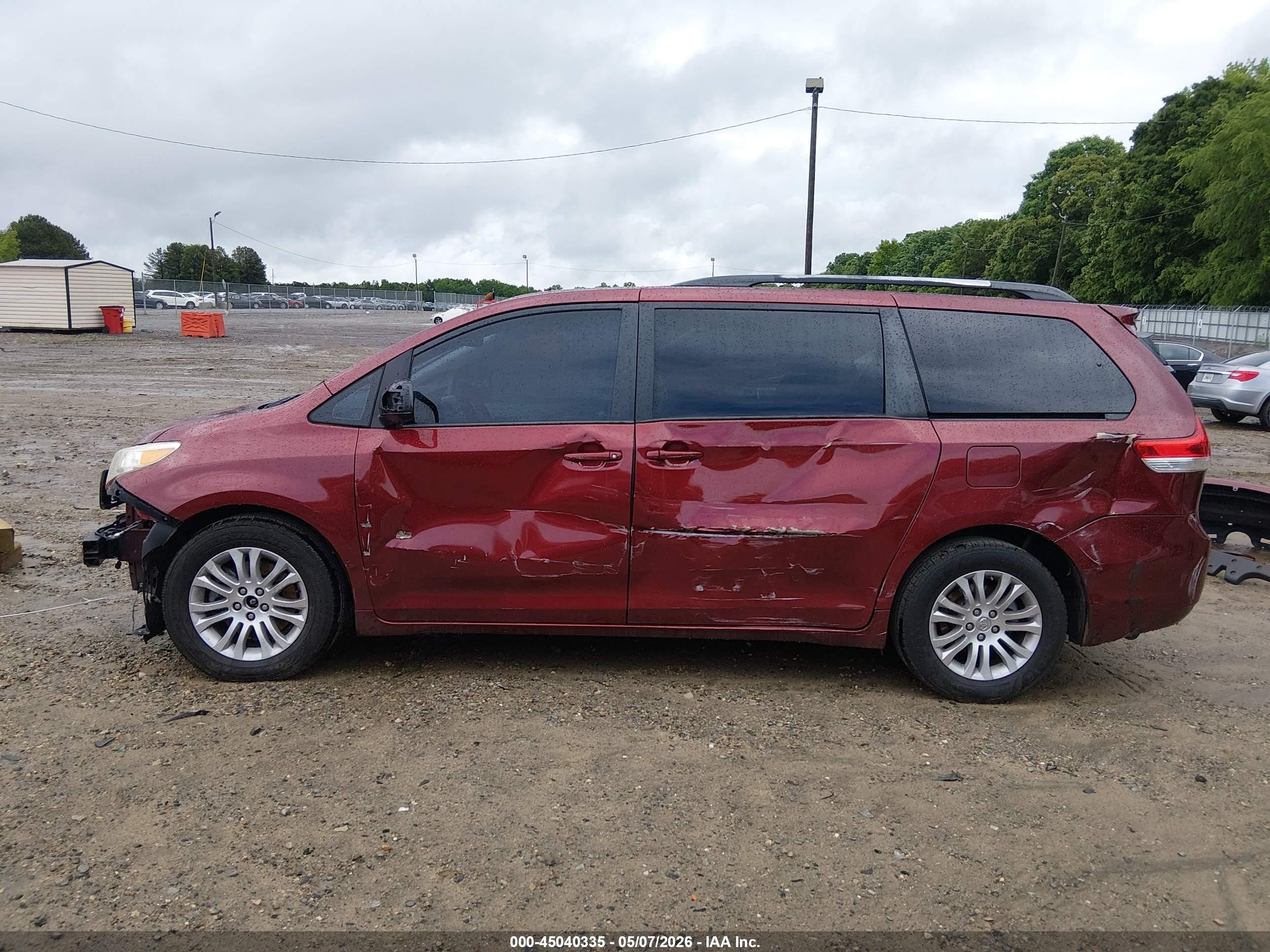 2013 Toyota Sienna Xle V6 8 Passenger Maroon vin: 5TDYK3DC2DS371117