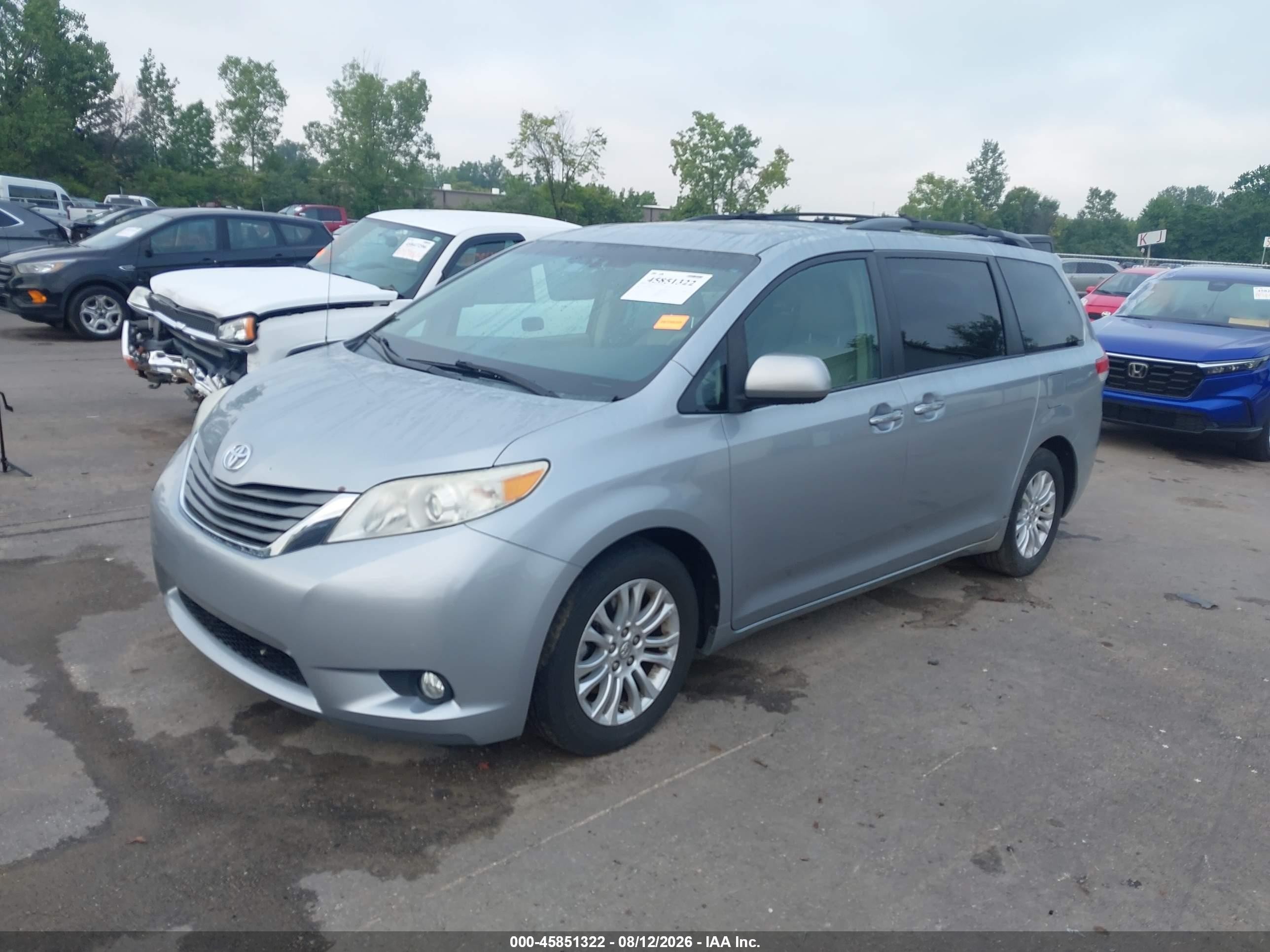 2013 Toyota Sienna Xle V6 8 Passenger Silver vin: 5TDYK3DC2DS371411