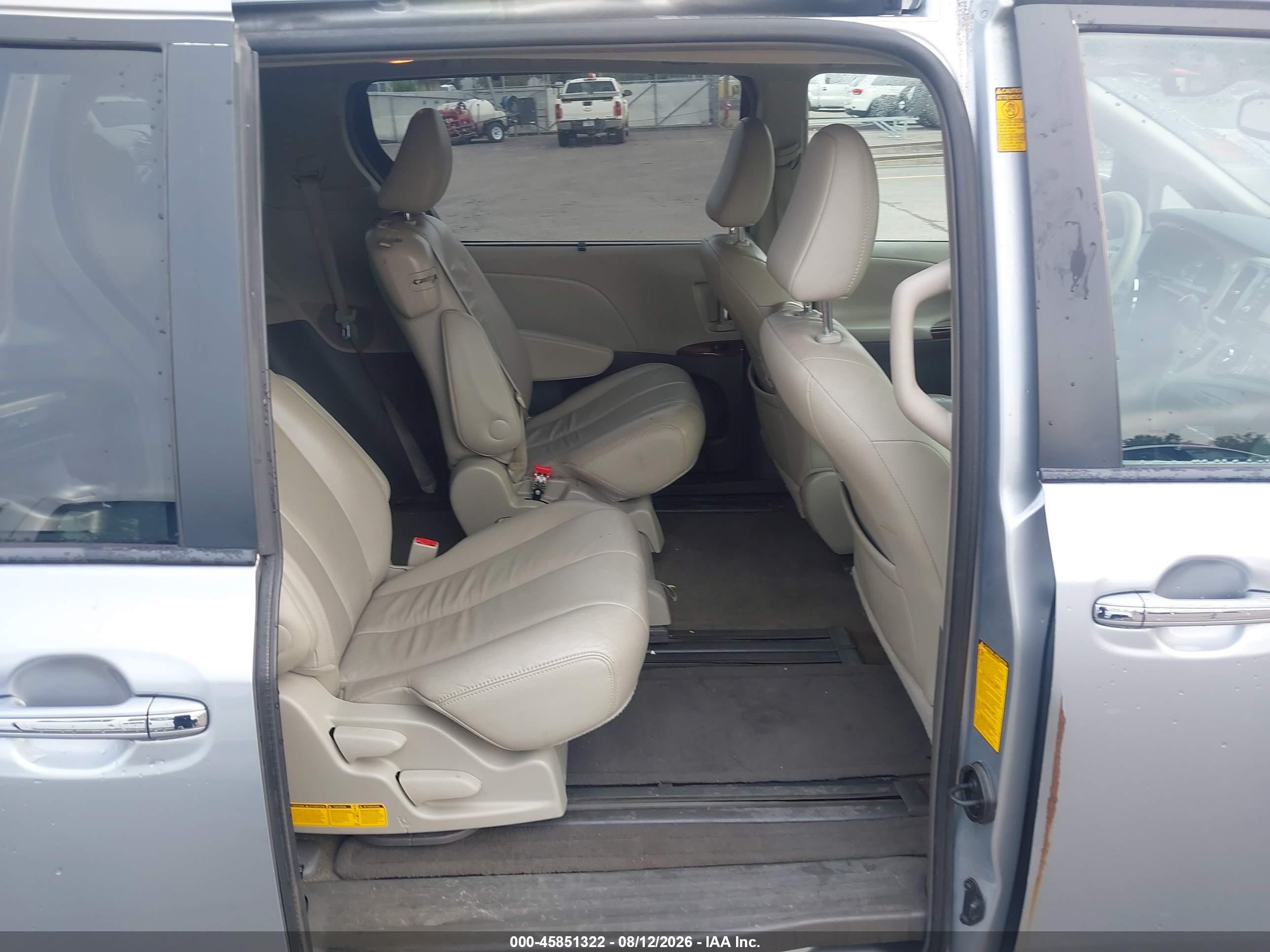 2013 Toyota Sienna Xle V6 8 Passenger Silver vin: 5TDYK3DC2DS371411