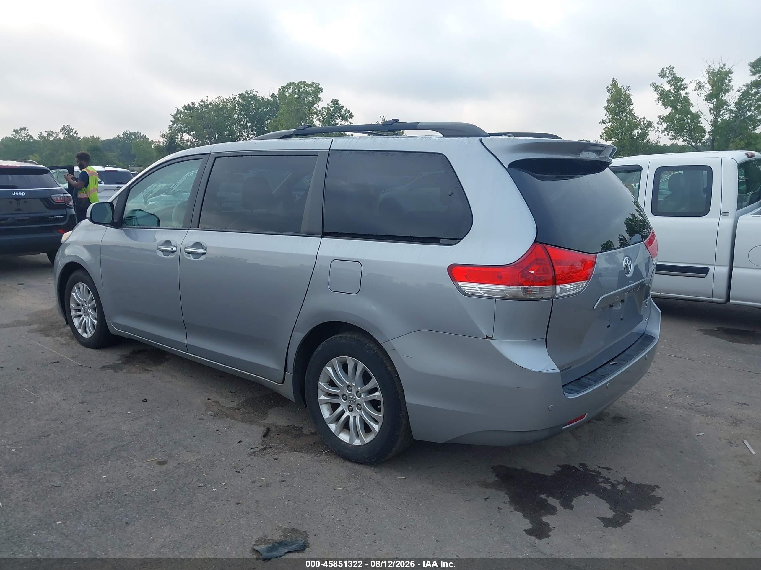 2013 Toyota Sienna Xle V6 8 Passenger Silver vin: 5TDYK3DC2DS371411