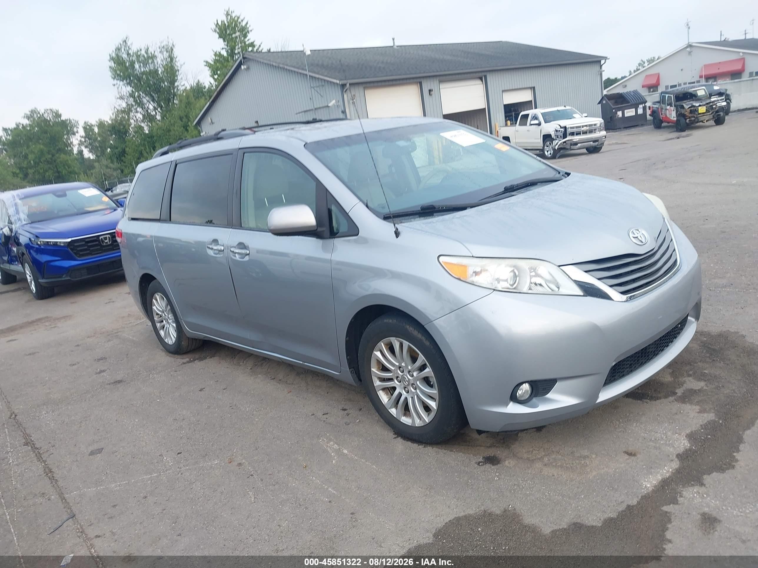 2013 Toyota Sienna Xle V6 8 Passenger Silver vin: 5TDYK3DC2DS371411