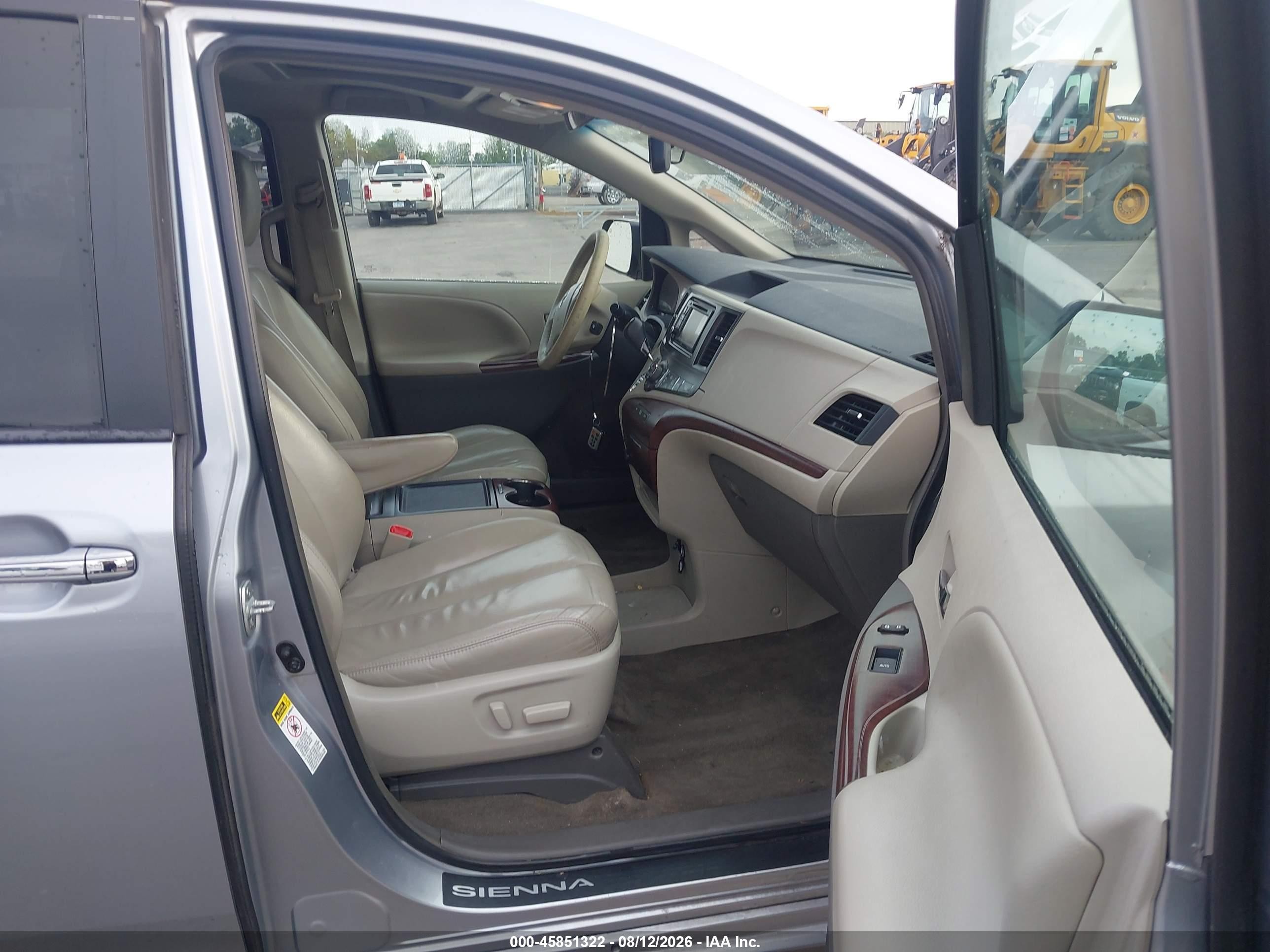 2013 Toyota Sienna Xle V6 8 Passenger Silver vin: 5TDYK3DC2DS371411