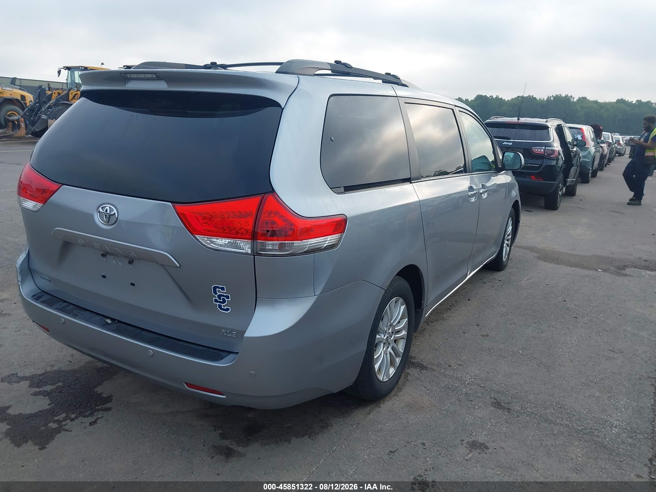 2013 Toyota Sienna Xle V6 8 Passenger Silver vin: 5TDYK3DC2DS371411