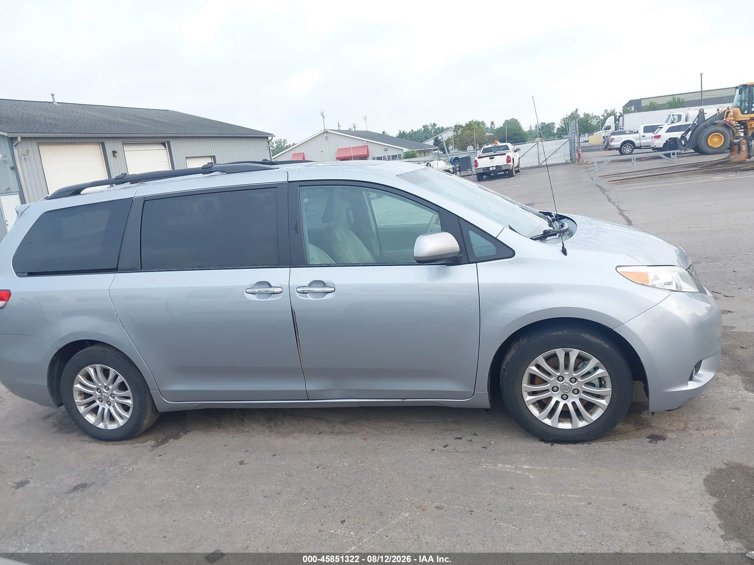 2013 Toyota Sienna Xle V6 8 Passenger Silver vin: 5TDYK3DC2DS371411