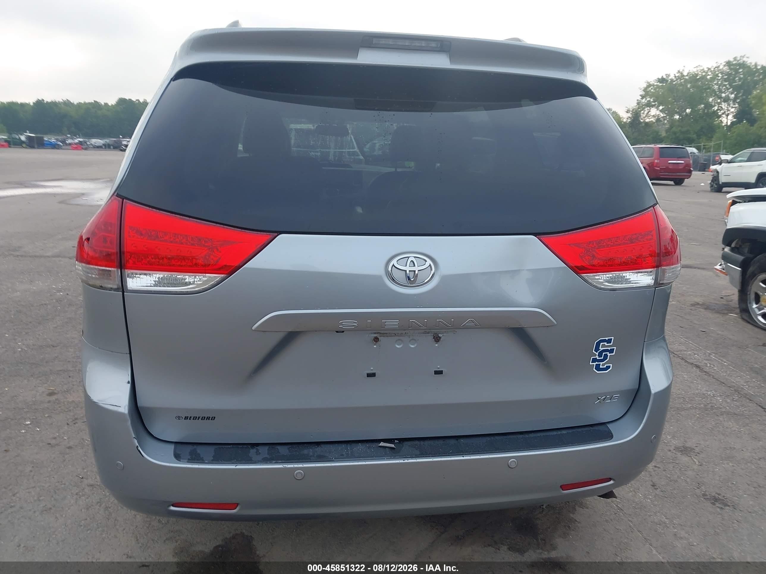 2013 Toyota Sienna Xle V6 8 Passenger Silver vin: 5TDYK3DC2DS371411