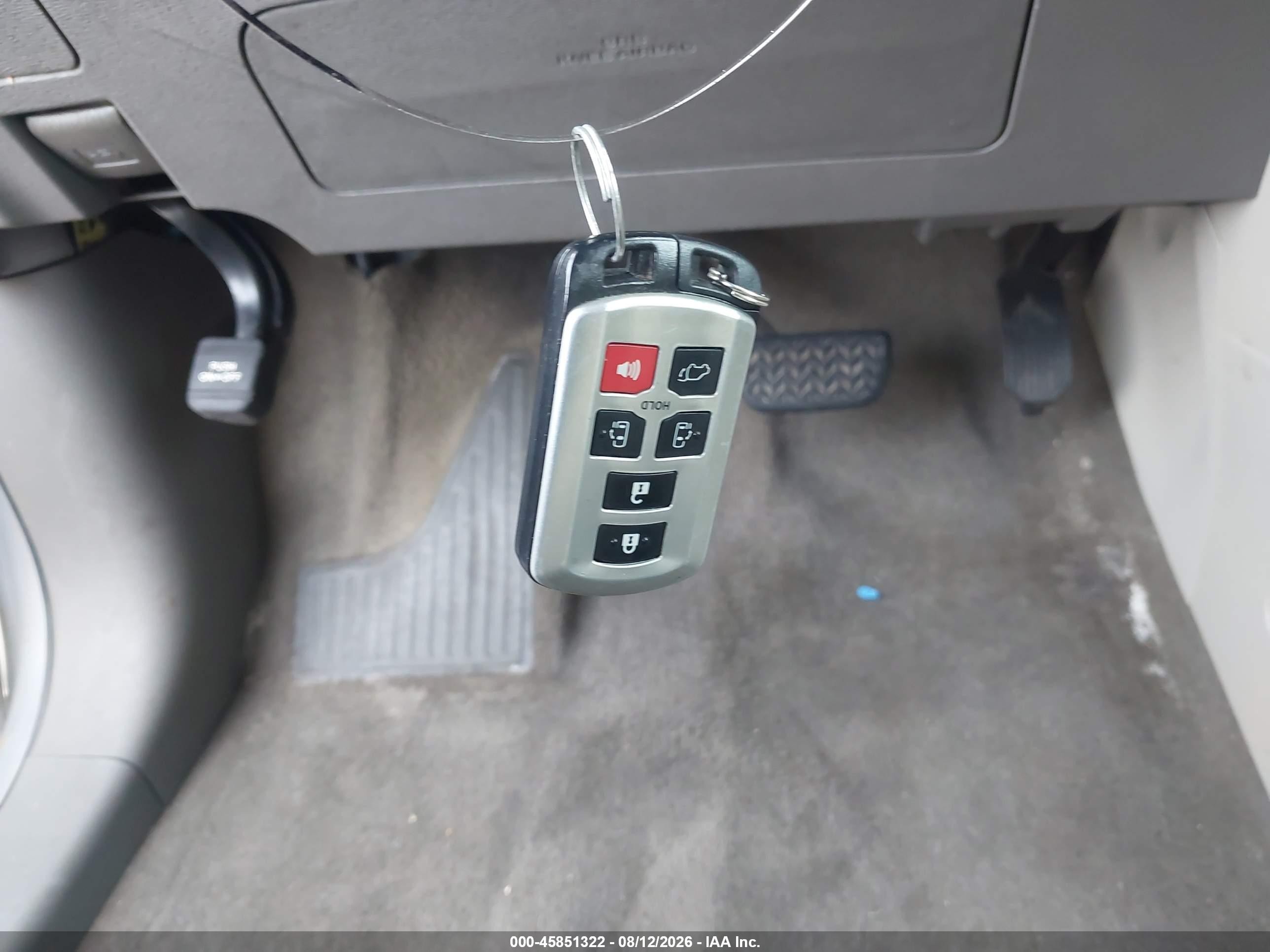 2013 Toyota Sienna Xle V6 8 Passenger Silver vin: 5TDYK3DC2DS371411