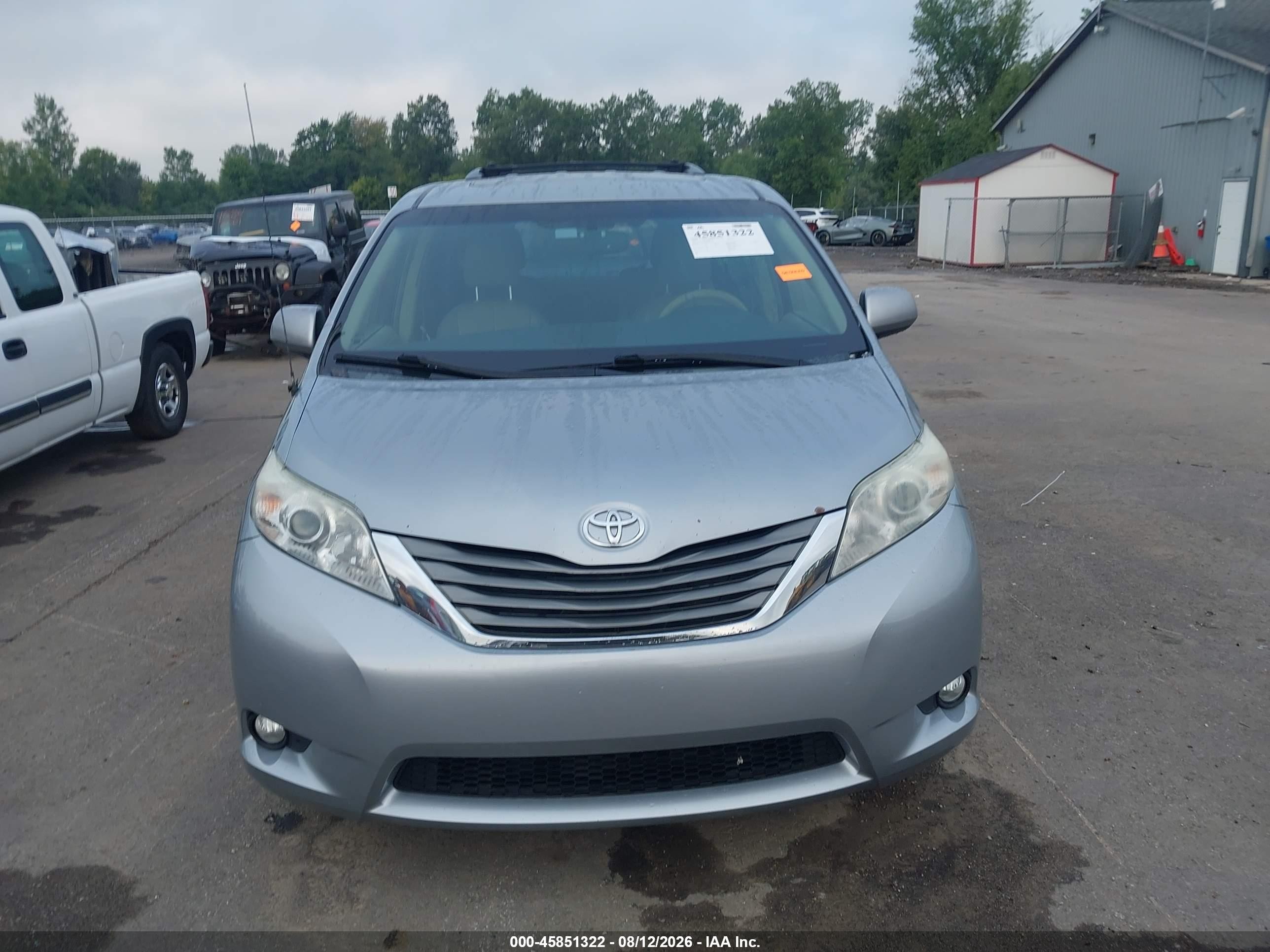 2013 Toyota Sienna Xle V6 8 Passenger Silver vin: 5TDYK3DC2DS371411