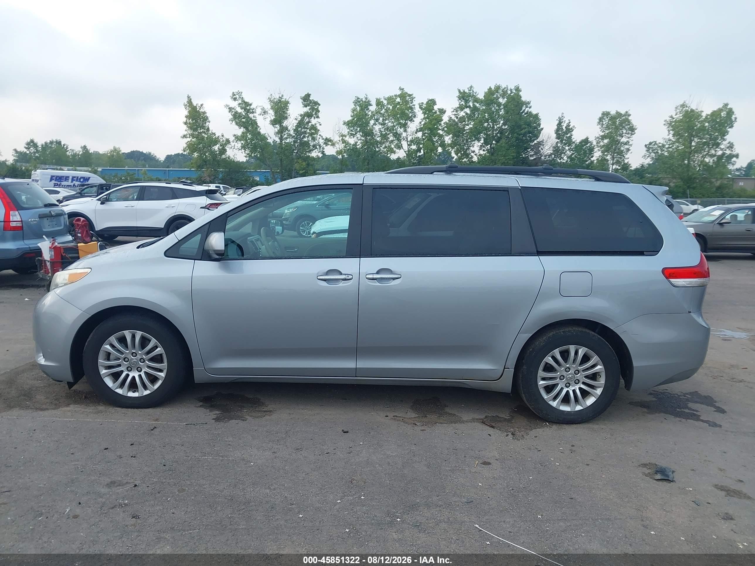 2013 Toyota Sienna Xle V6 8 Passenger Silver vin: 5TDYK3DC2DS371411