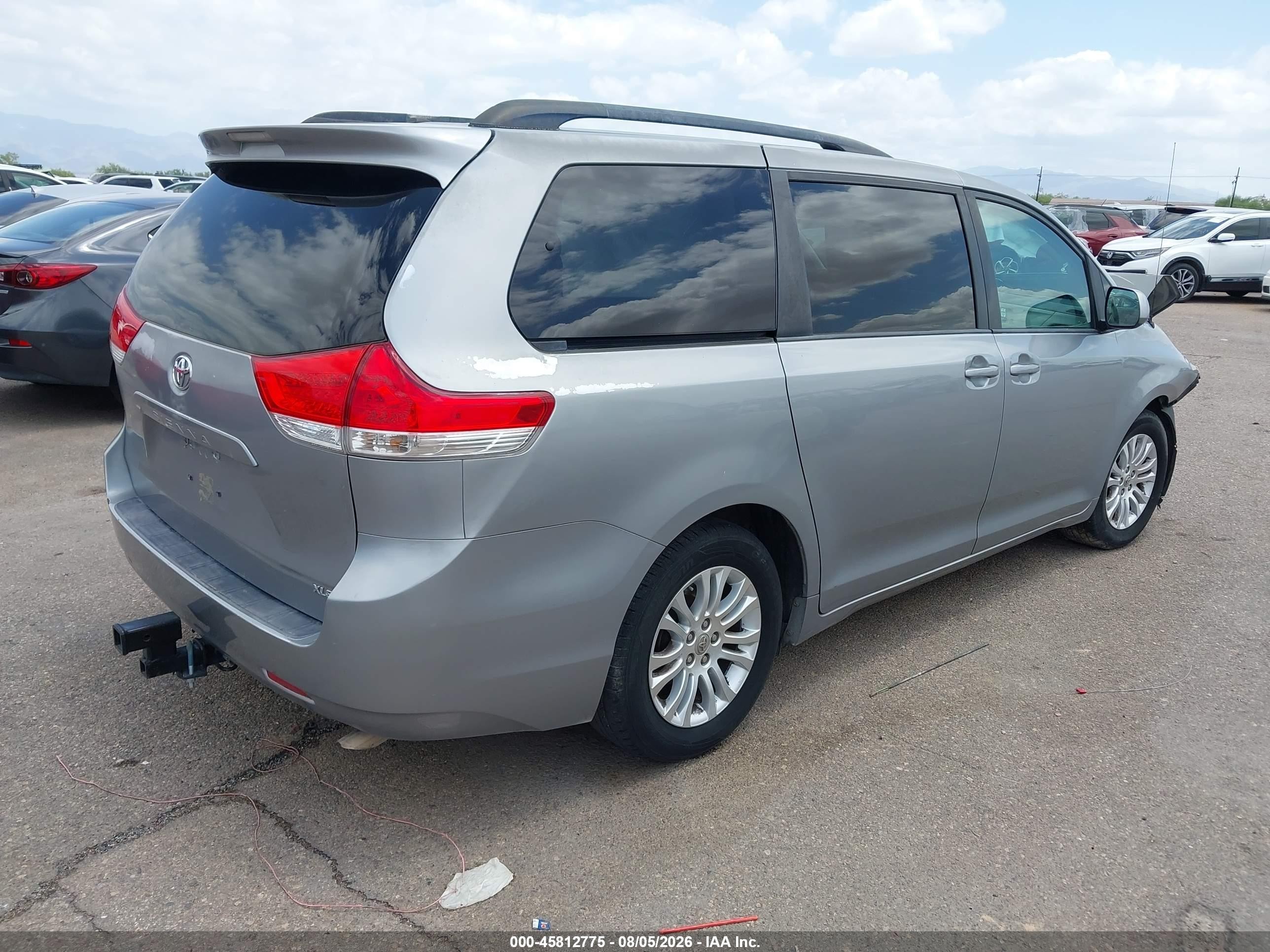 2013 Toyota Sienna Xle V6 8 Passenger Silver vin: 5TDYK3DC2DS371991