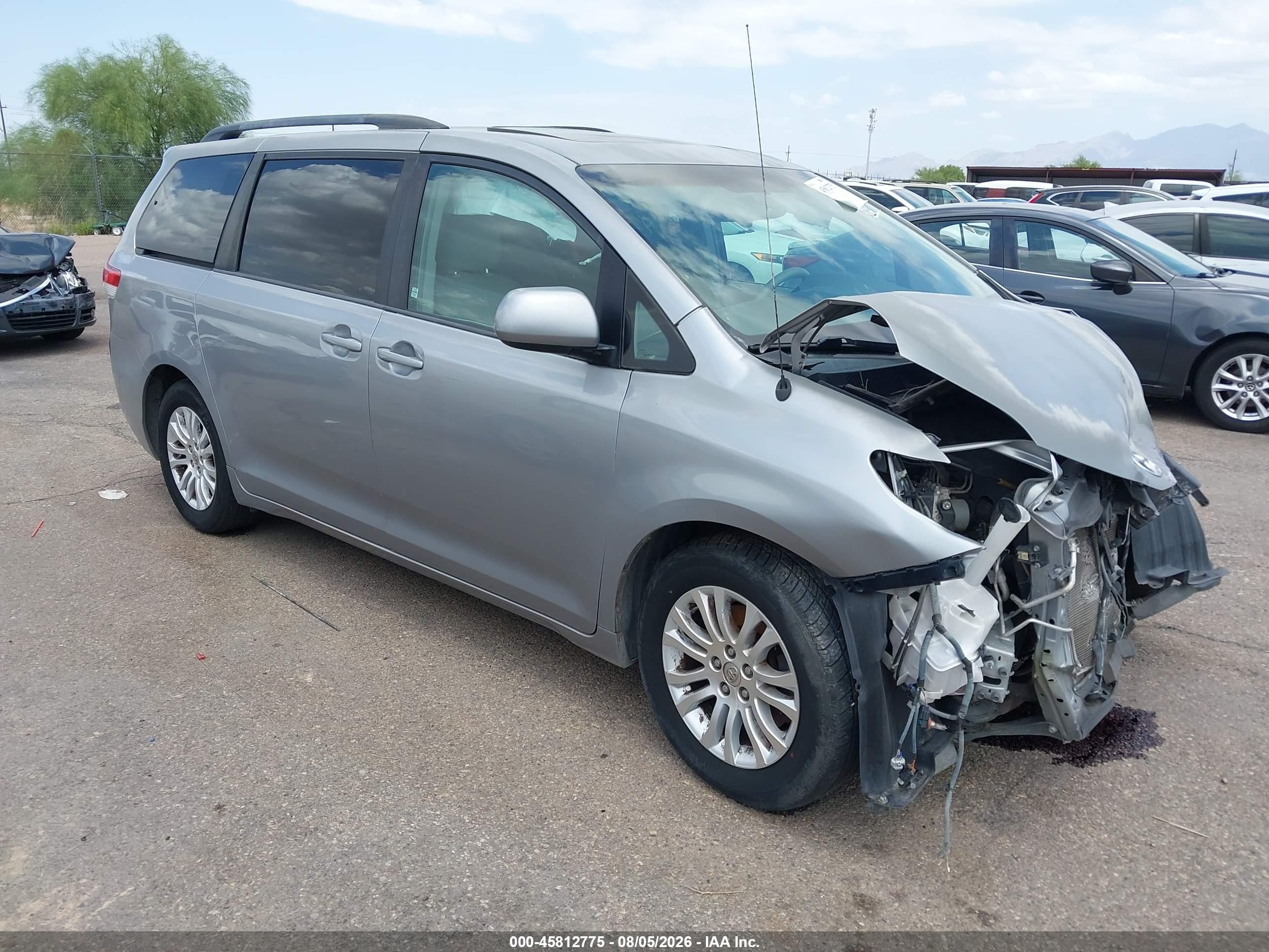 2013 Toyota Sienna Xle V6 8 Passenger Silver vin: 5TDYK3DC2DS371991