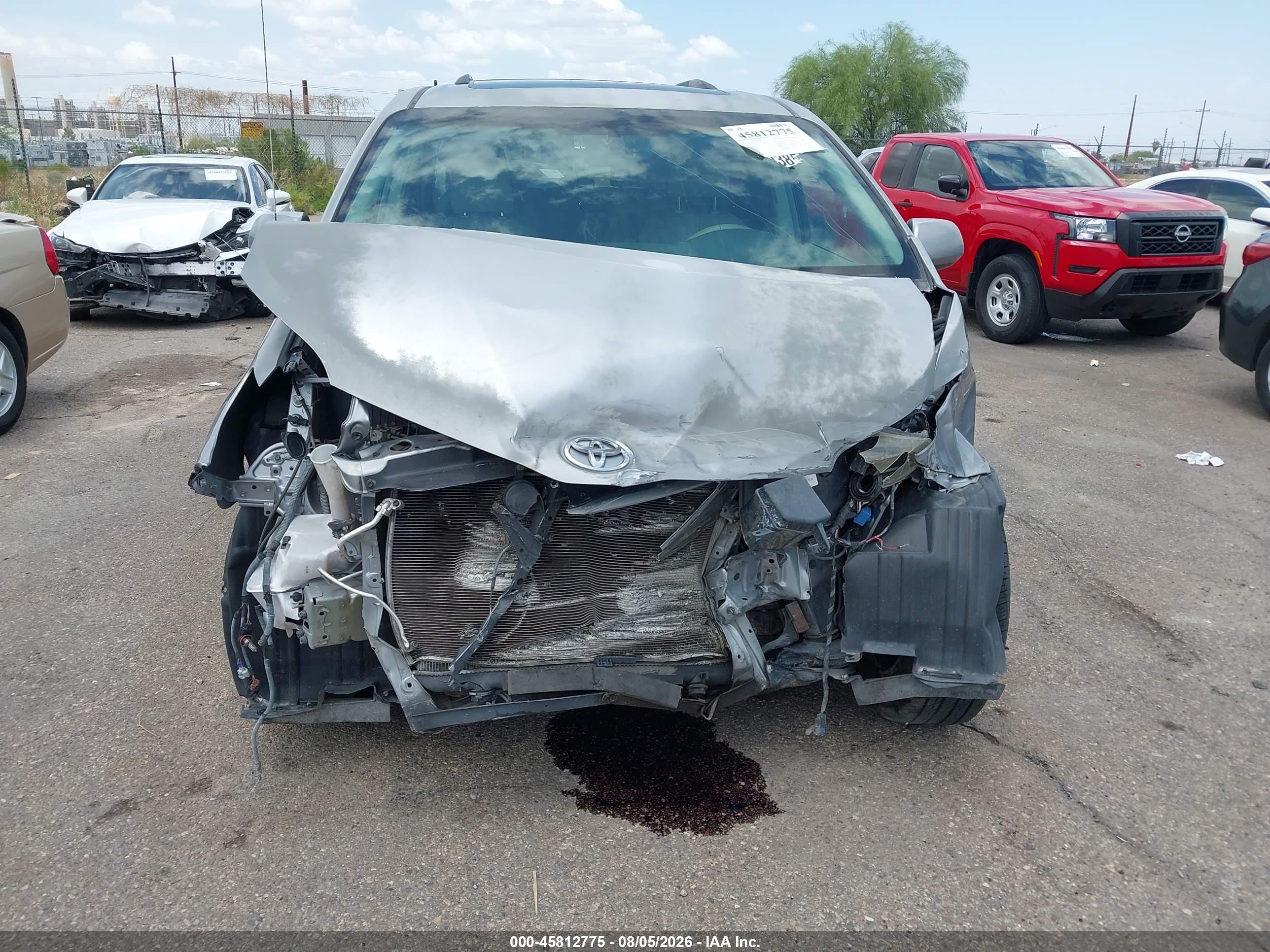 2013 Toyota Sienna Xle V6 8 Passenger Silver vin: 5TDYK3DC2DS371991
