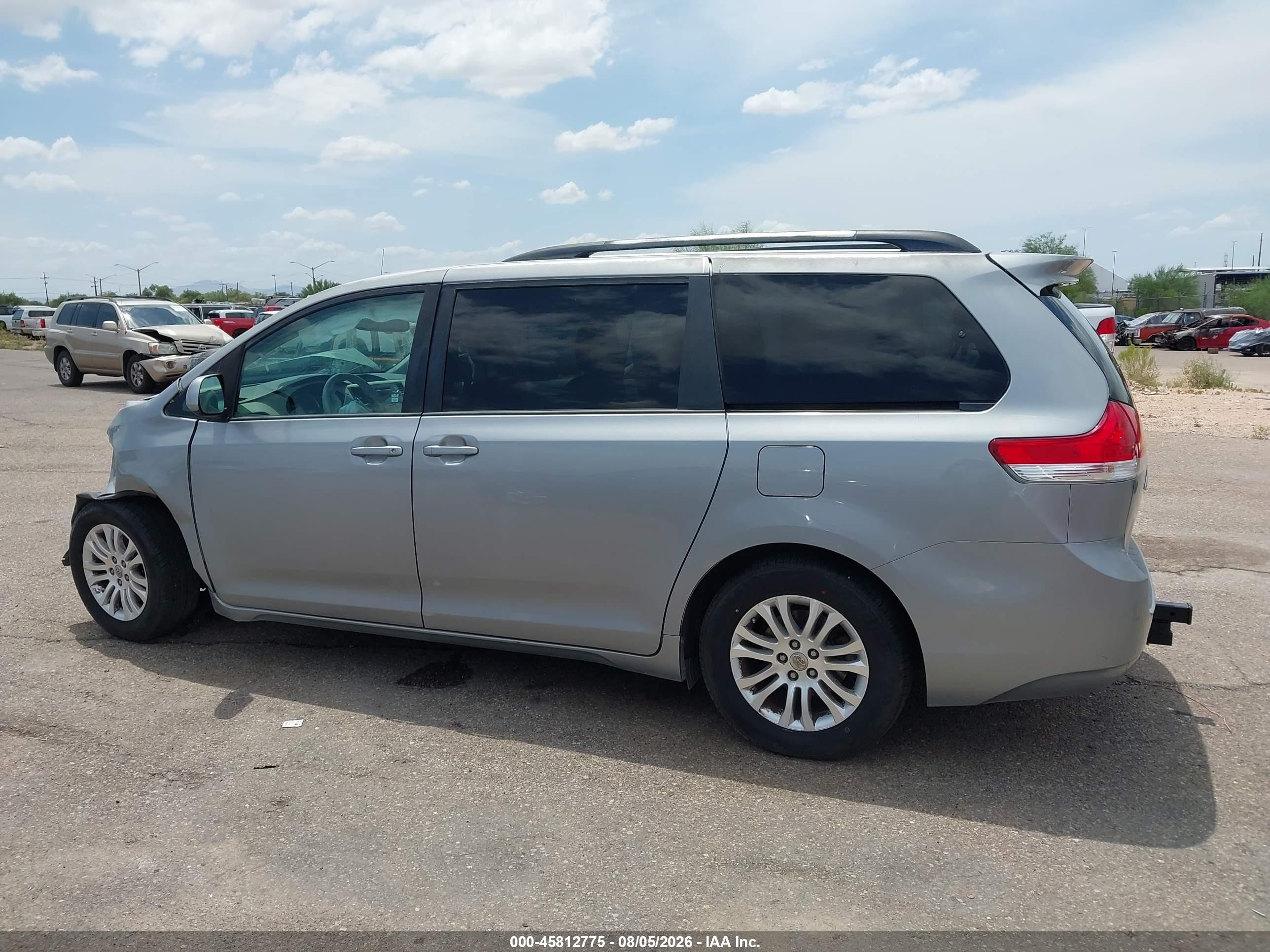 2013 Toyota Sienna Xle V6 8 Passenger Silver vin: 5TDYK3DC2DS371991