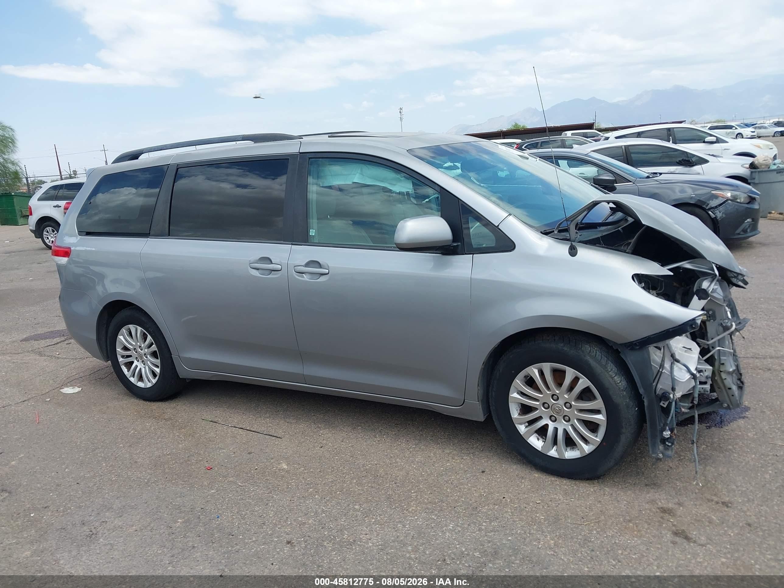 2013 Toyota Sienna Xle V6 8 Passenger Silver vin: 5TDYK3DC2DS371991