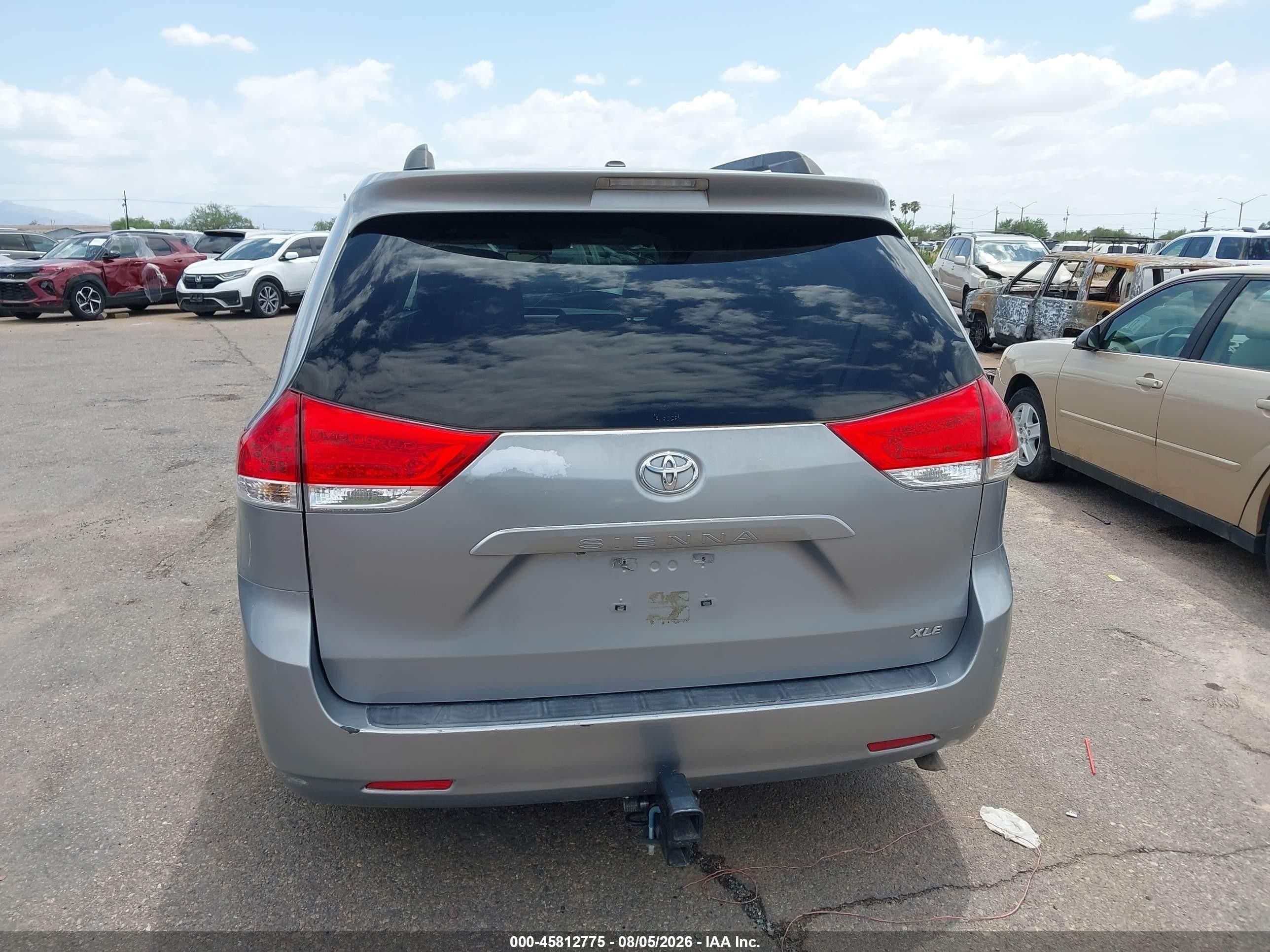 2013 Toyota Sienna Xle V6 8 Passenger Silver vin: 5TDYK3DC2DS371991
