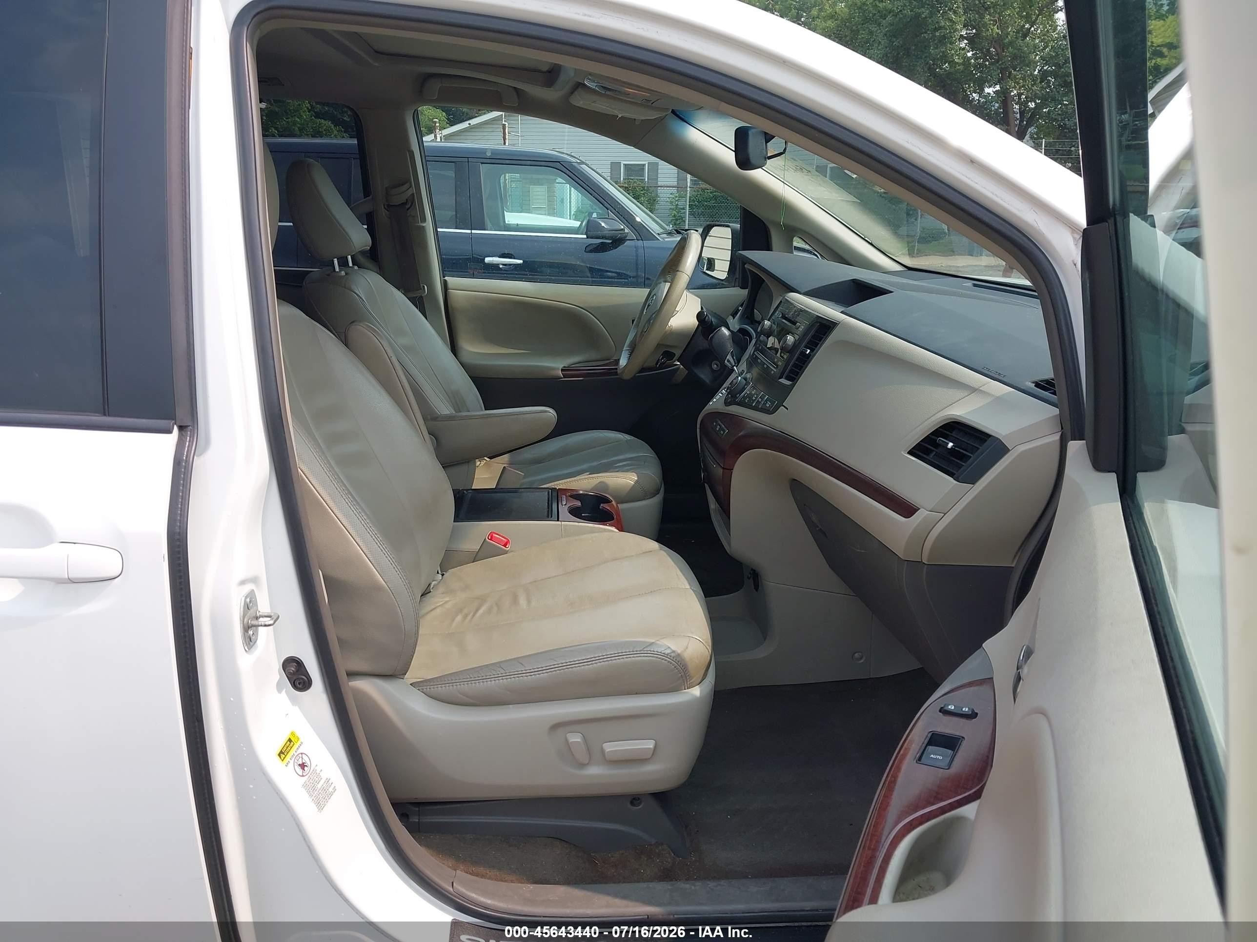 2013 Toyota Sienna Xle V6 8 Passenger White vin: 5TDYK3DC2DS376284