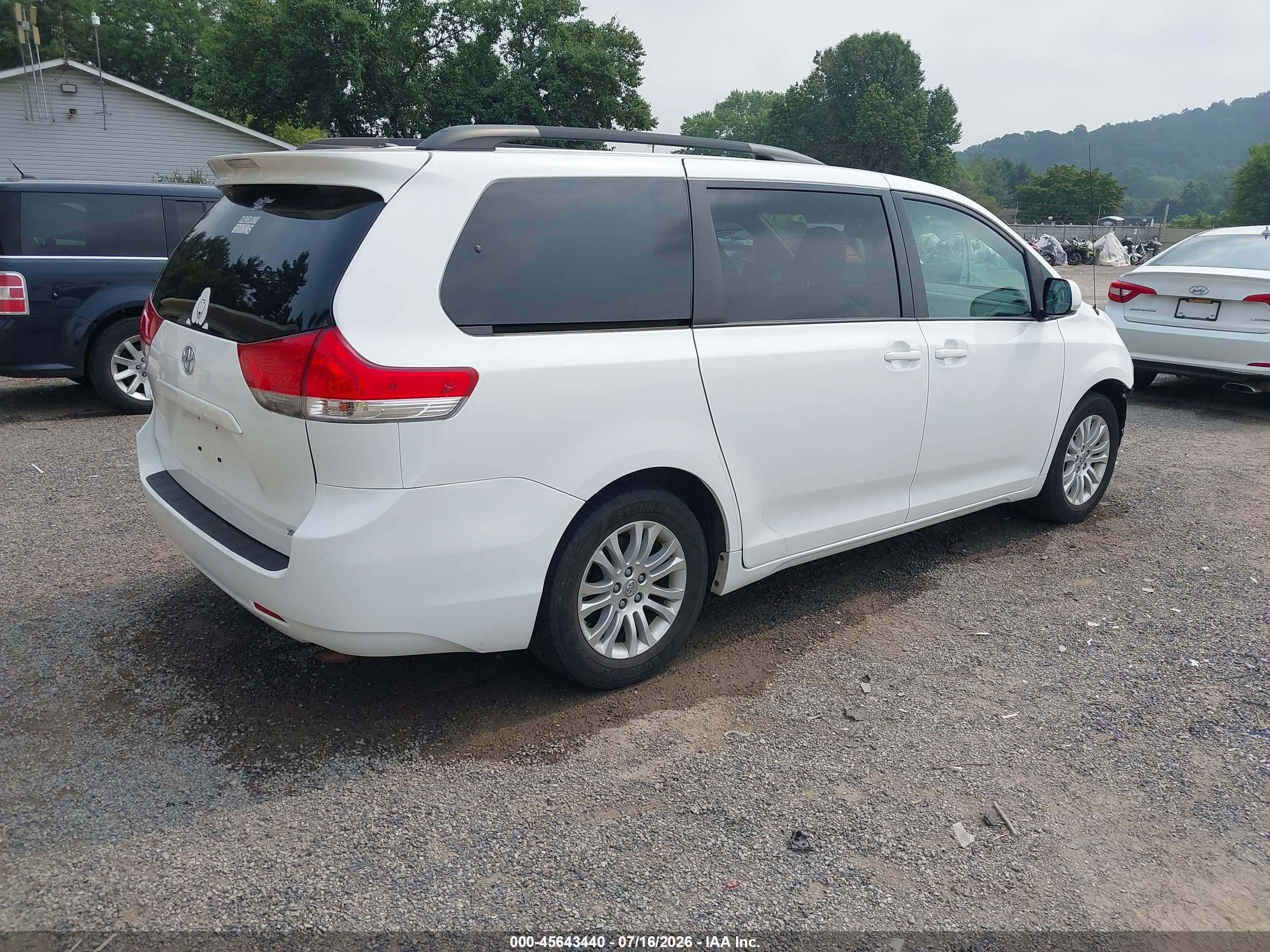 2013 Toyota Sienna Xle V6 8 Passenger White vin: 5TDYK3DC2DS376284