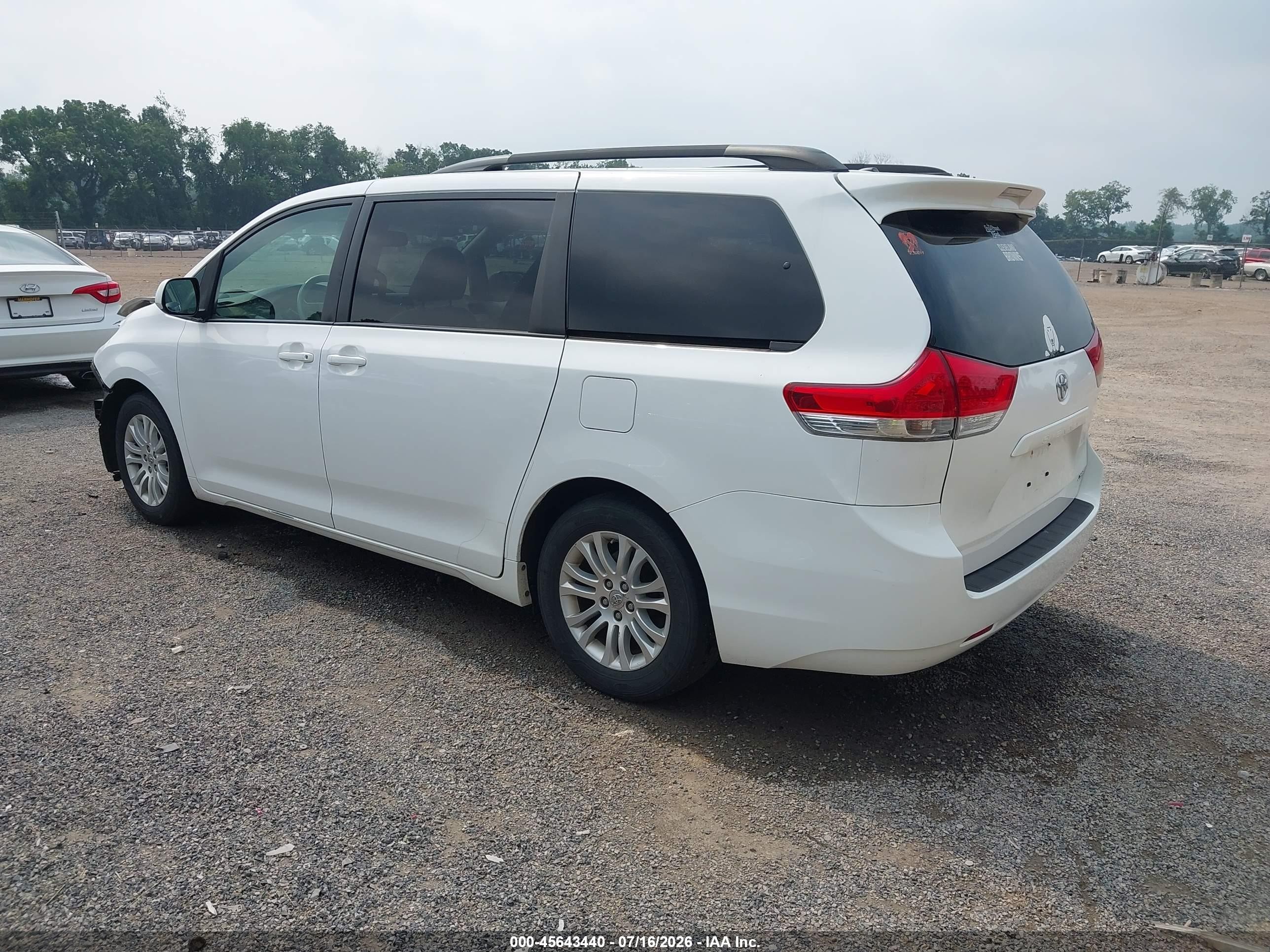 2013 Toyota Sienna Xle V6 8 Passenger White vin: 5TDYK3DC2DS376284