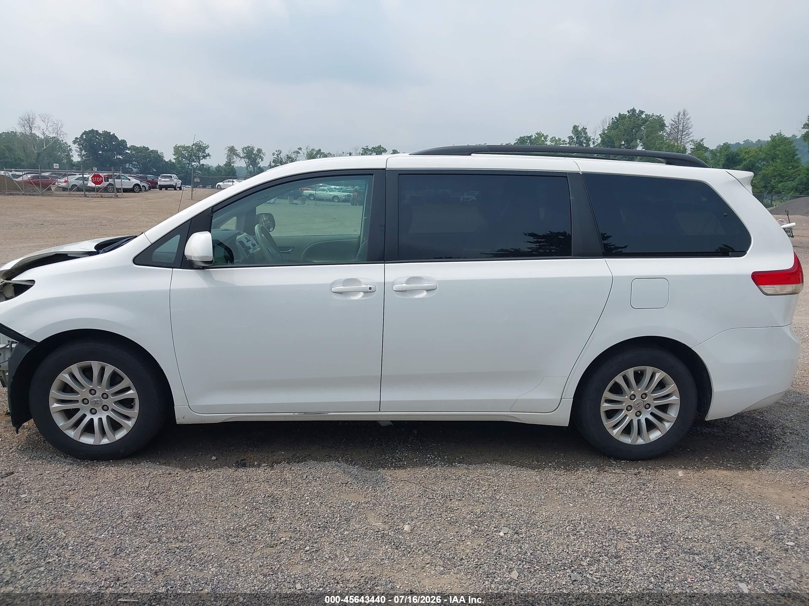 2013 Toyota Sienna Xle V6 8 Passenger White vin: 5TDYK3DC2DS376284