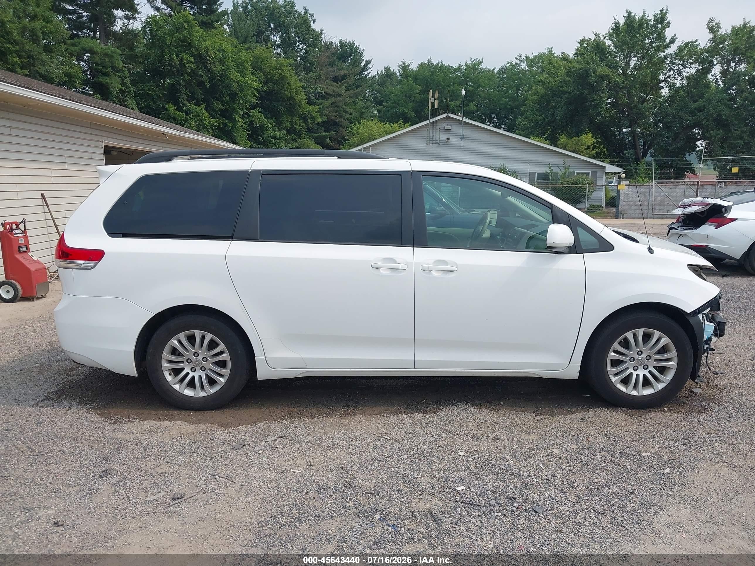 2013 Toyota Sienna Xle V6 8 Passenger White vin: 5TDYK3DC2DS376284
