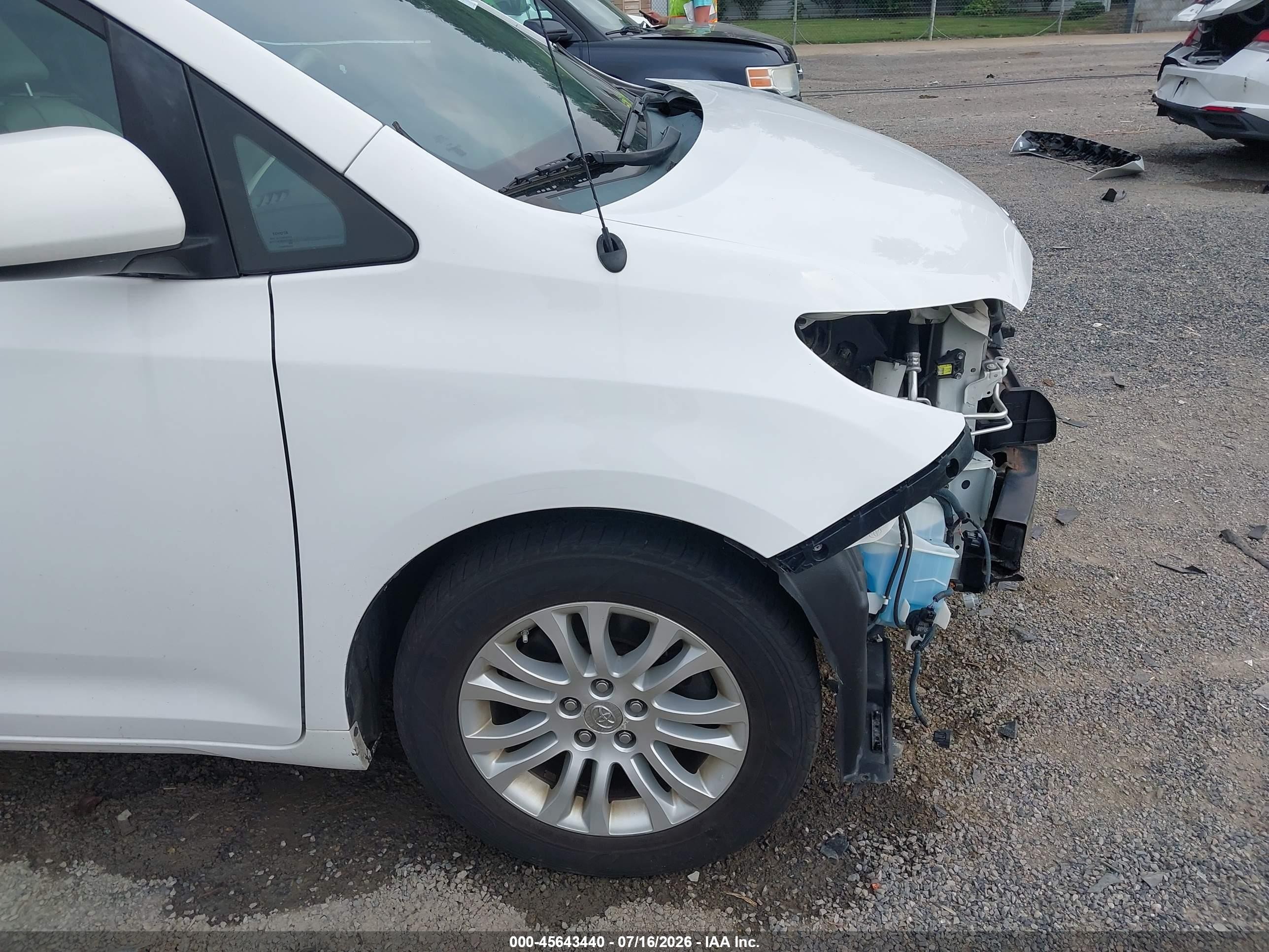 2013 Toyota Sienna Xle V6 8 Passenger White vin: 5TDYK3DC2DS376284