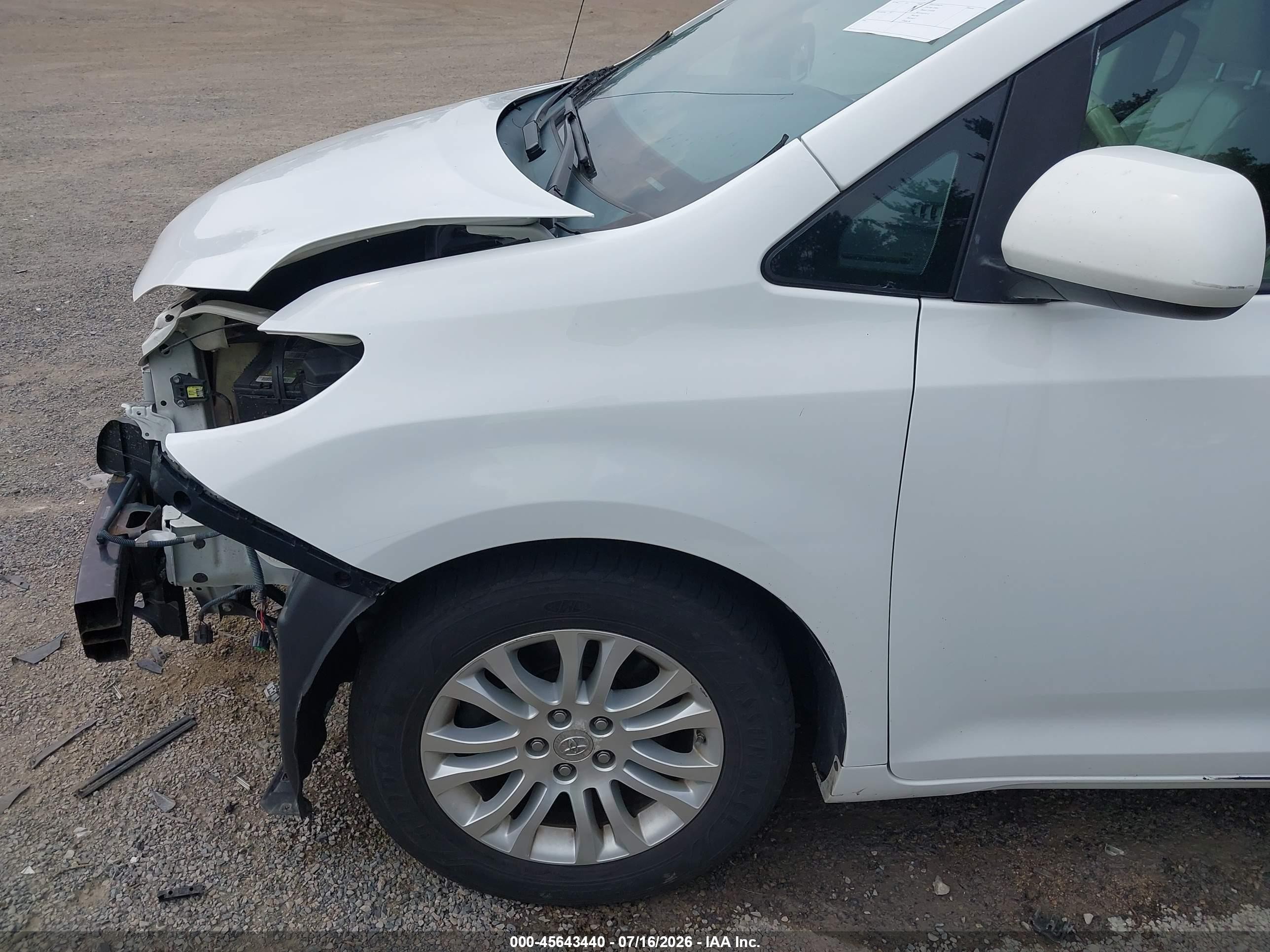 2013 Toyota Sienna Xle V6 8 Passenger White vin: 5TDYK3DC2DS376284