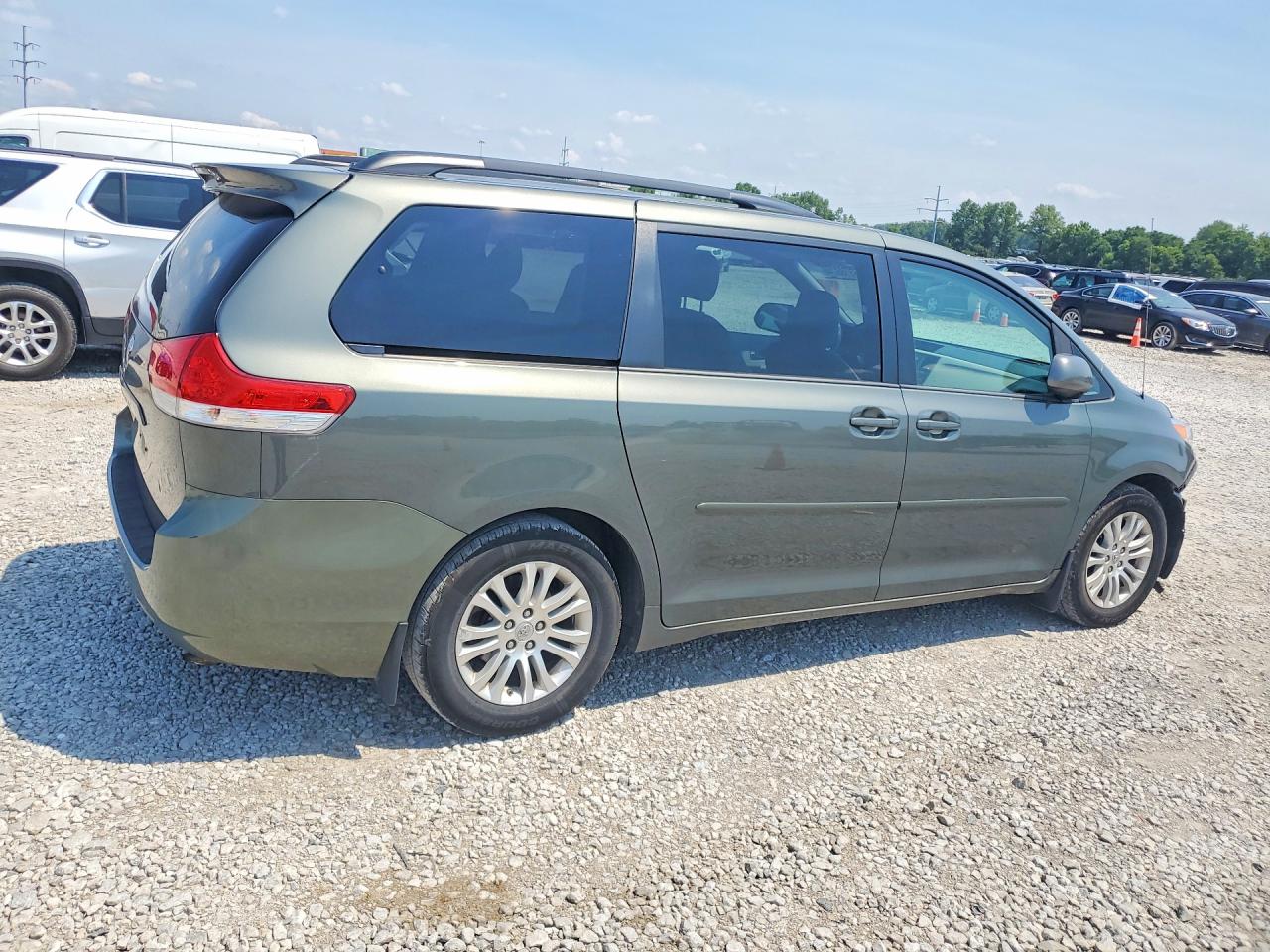 2013 Toyota Sienna Xle 8-passenger Green vin: 5TDYK3DC2DS377998