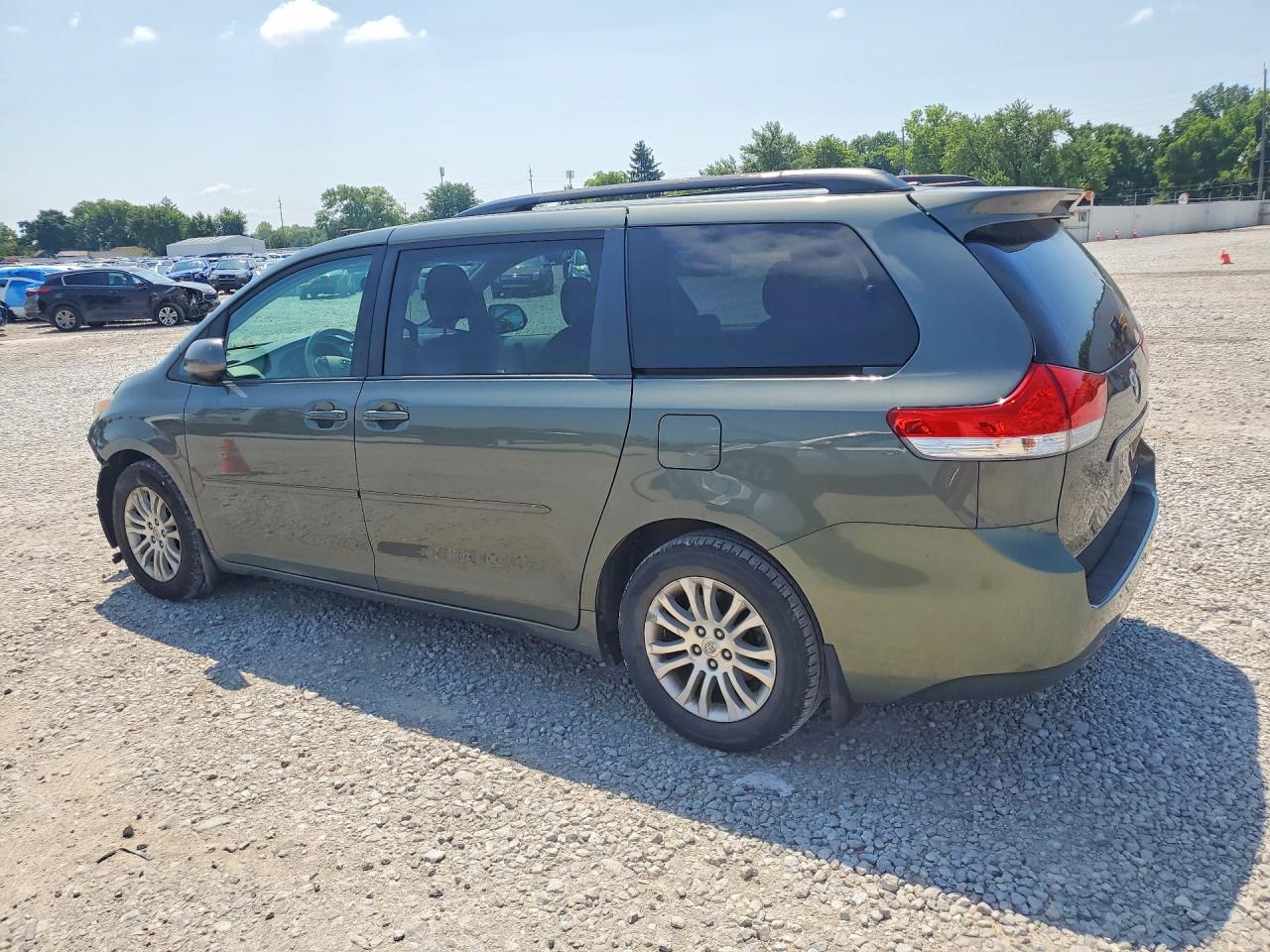 2013 Toyota Sienna Xle 8-passenger Green vin: 5TDYK3DC2DS377998
