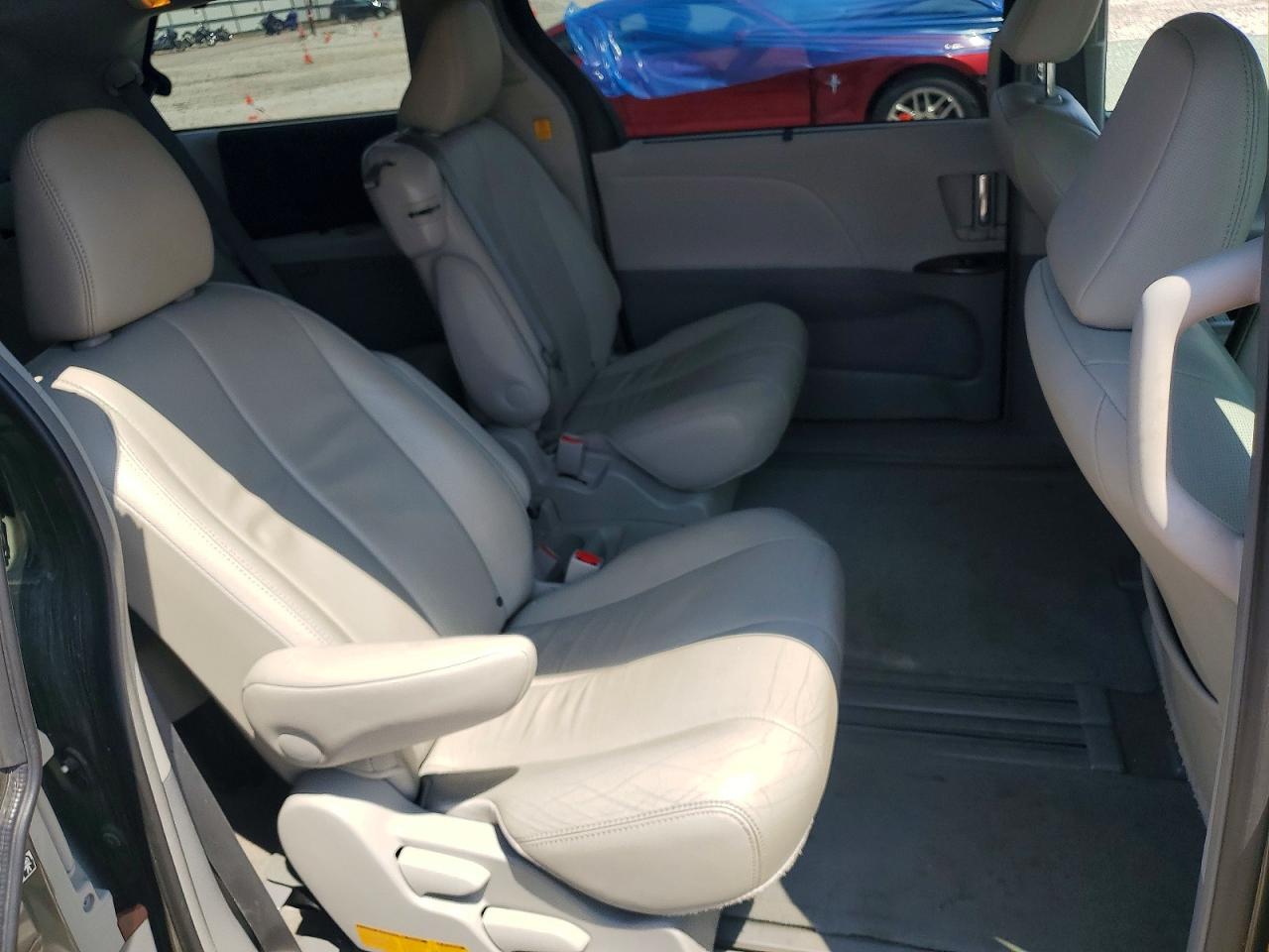 2013 Toyota Sienna Xle 8-passenger Green vin: 5TDYK3DC2DS377998