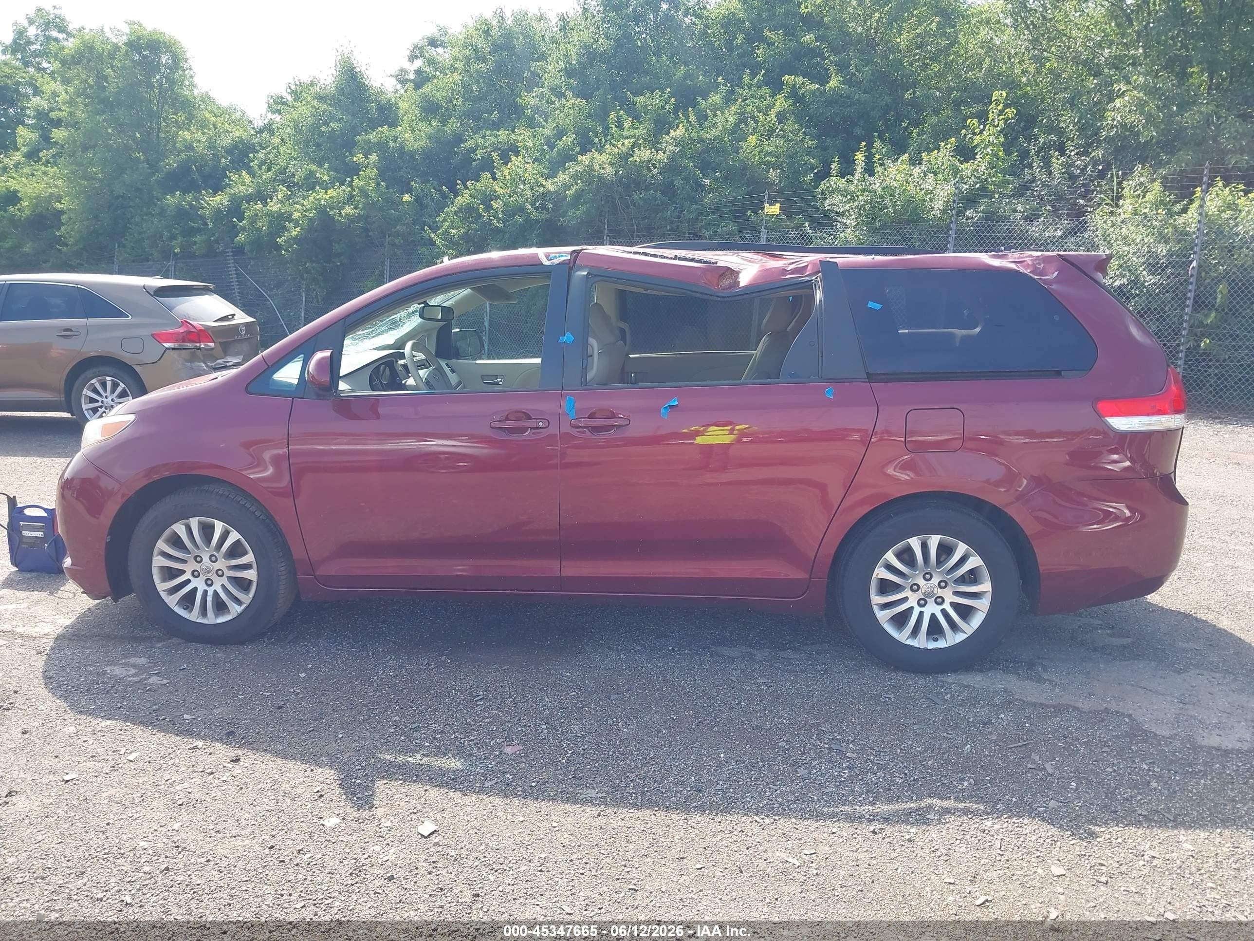 2013 Toyota Sienna Xle V6 8 Passenger Burgundy vin: 5TDYK3DC2DS380495