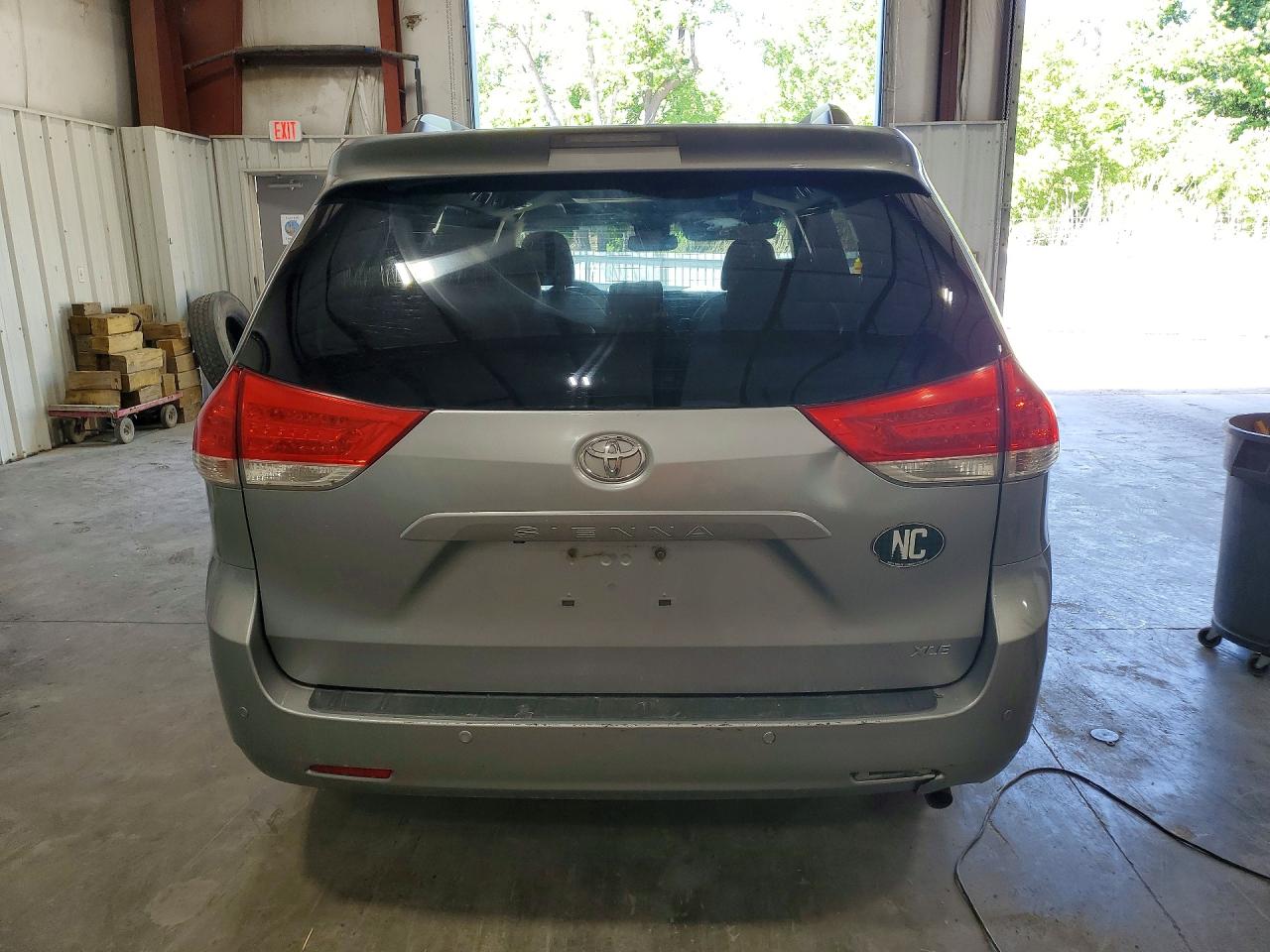 2013 Toyota Sienna Xle 8-passenger Серебряный vin: 5TDYK3DC2DS381629