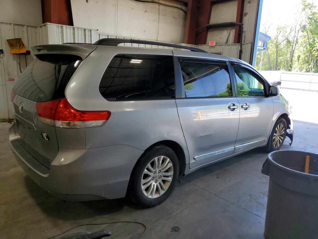 2013 Toyota Sienna Xle 8-passenger Серебряный vin: 5TDYK3DC2DS381629