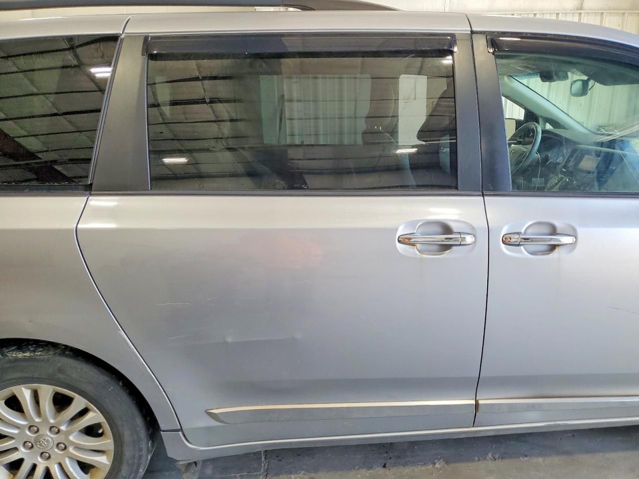2013 Toyota Sienna Xle 8-passenger Серебряный vin: 5TDYK3DC2DS381629