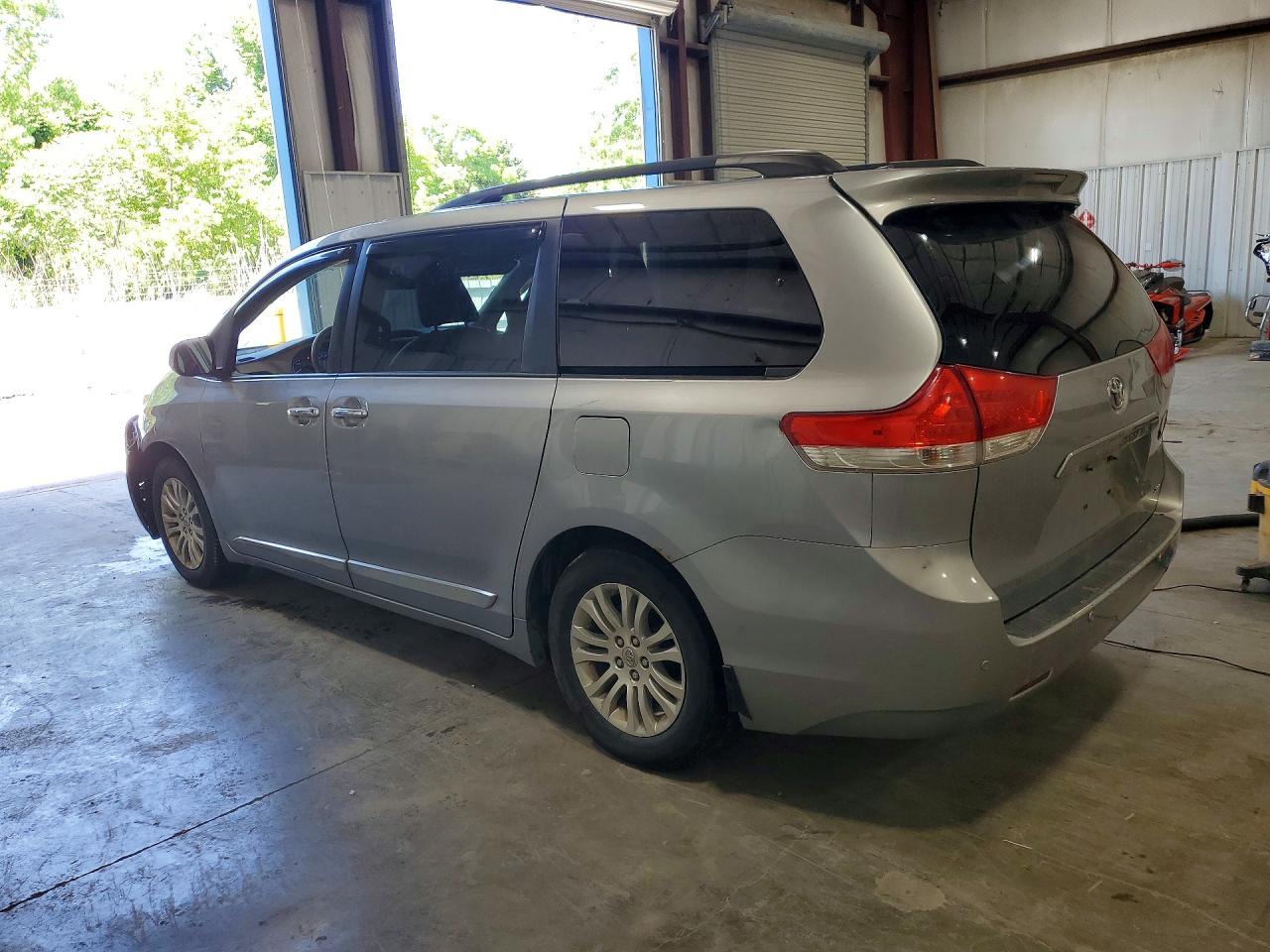 2013 Toyota Sienna Xle 8-passenger Серебряный vin: 5TDYK3DC2DS381629