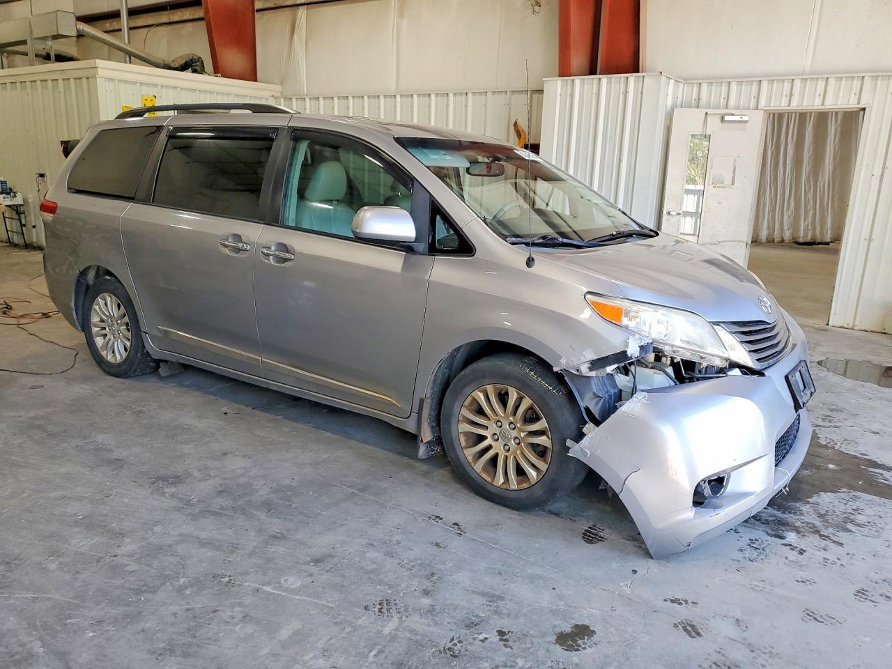 2013 Toyota Sienna Xle 8-passenger Серебряный vin: 5TDYK3DC2DS381629