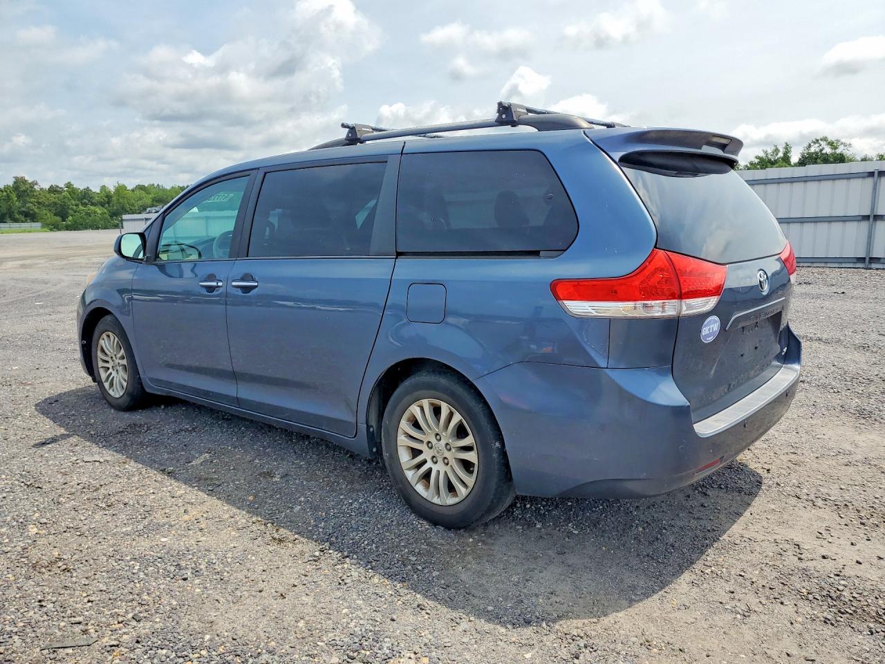 2013 Toyota Sienna Xle 8-passenger Blue vin: 5TDYK3DC2DS394137