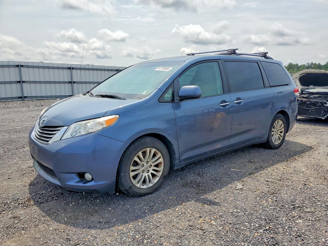 2013 Toyota Sienna Xle 8-passenger Blue vin: 5TDYK3DC2DS394137