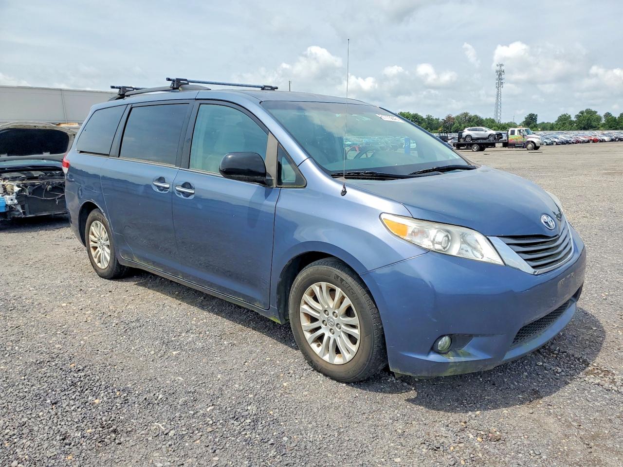2013 Toyota Sienna Xle 8-passenger Blue vin: 5TDYK3DC2DS394137