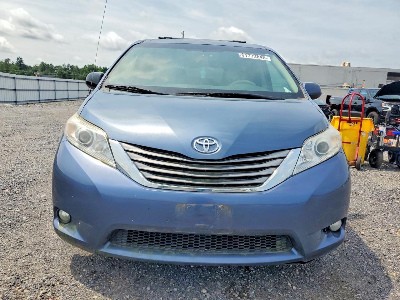 2013 Toyota Sienna Xle 8-passenger Blue vin: 5TDYK3DC2DS394137