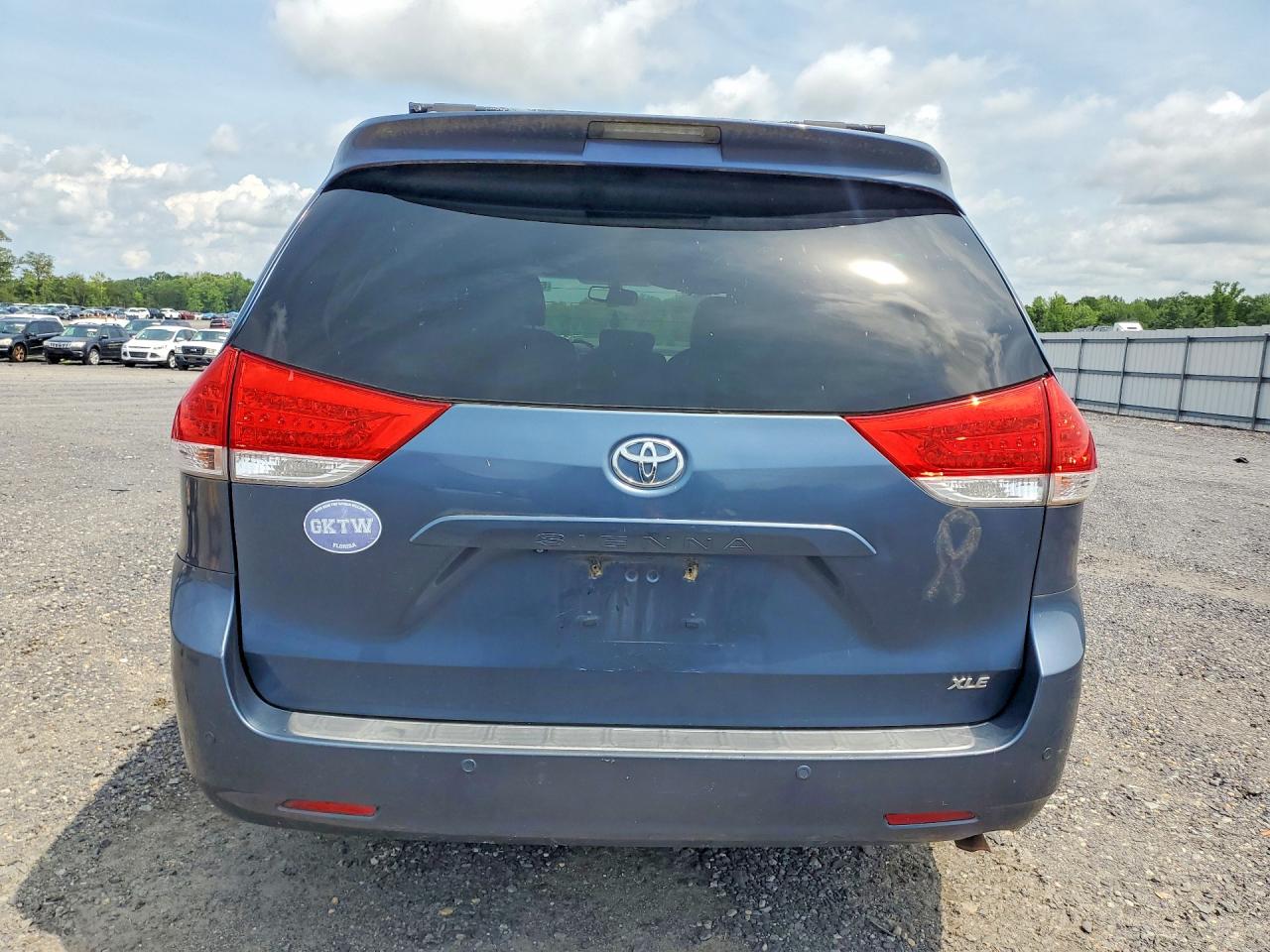 2013 Toyota Sienna Xle 8-passenger Blue vin: 5TDYK3DC2DS394137