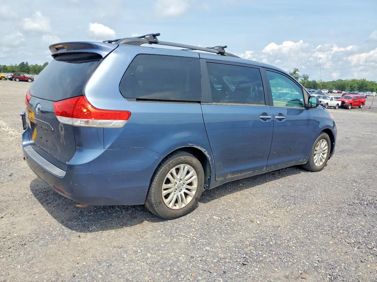 2013 Toyota Sienna Xle 8-passenger Blue vin: 5TDYK3DC2DS394137