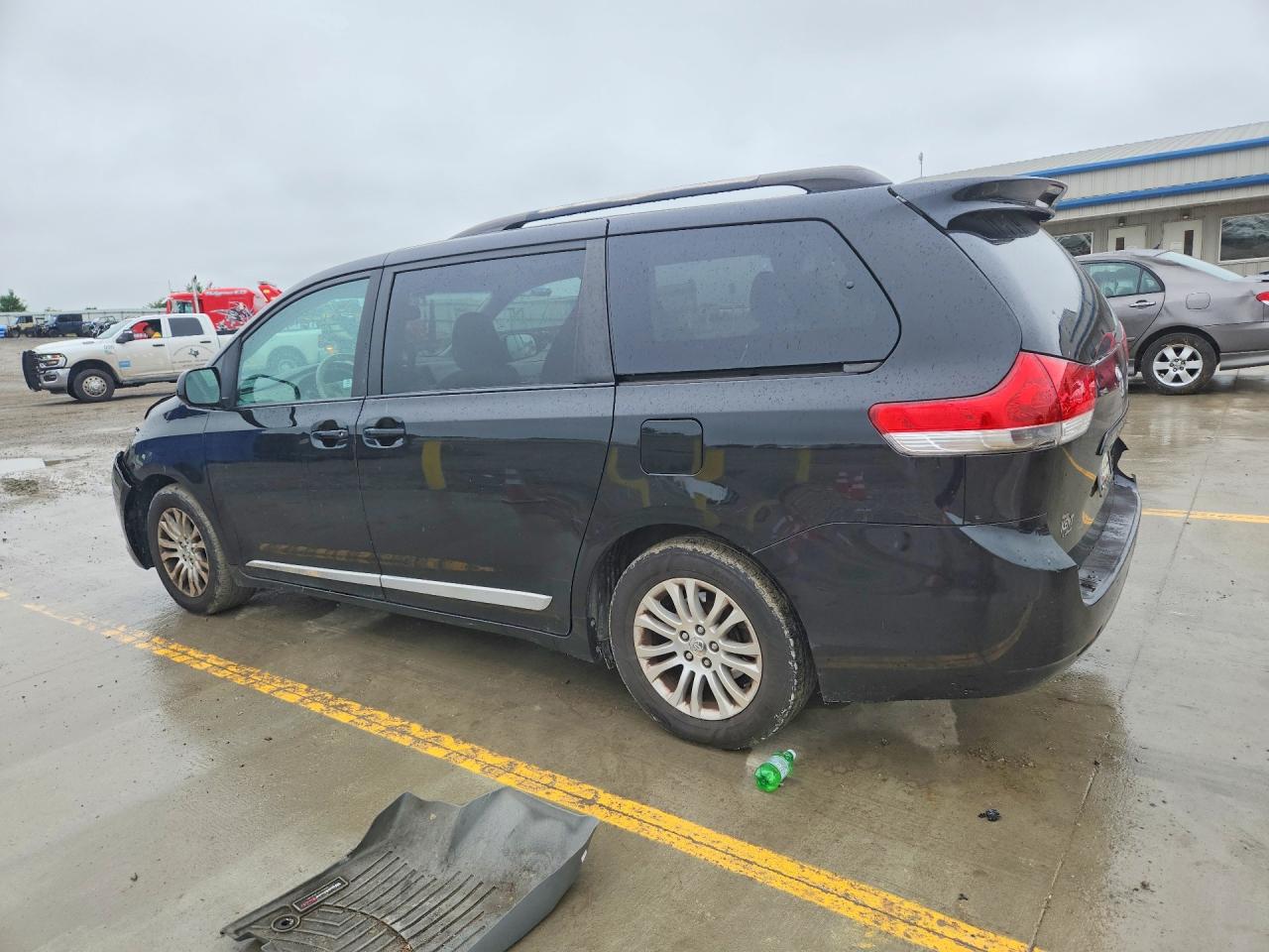 2013 Toyota Sienna Xle 8-passenger Black vin: 5TDYK3DC2DS400258